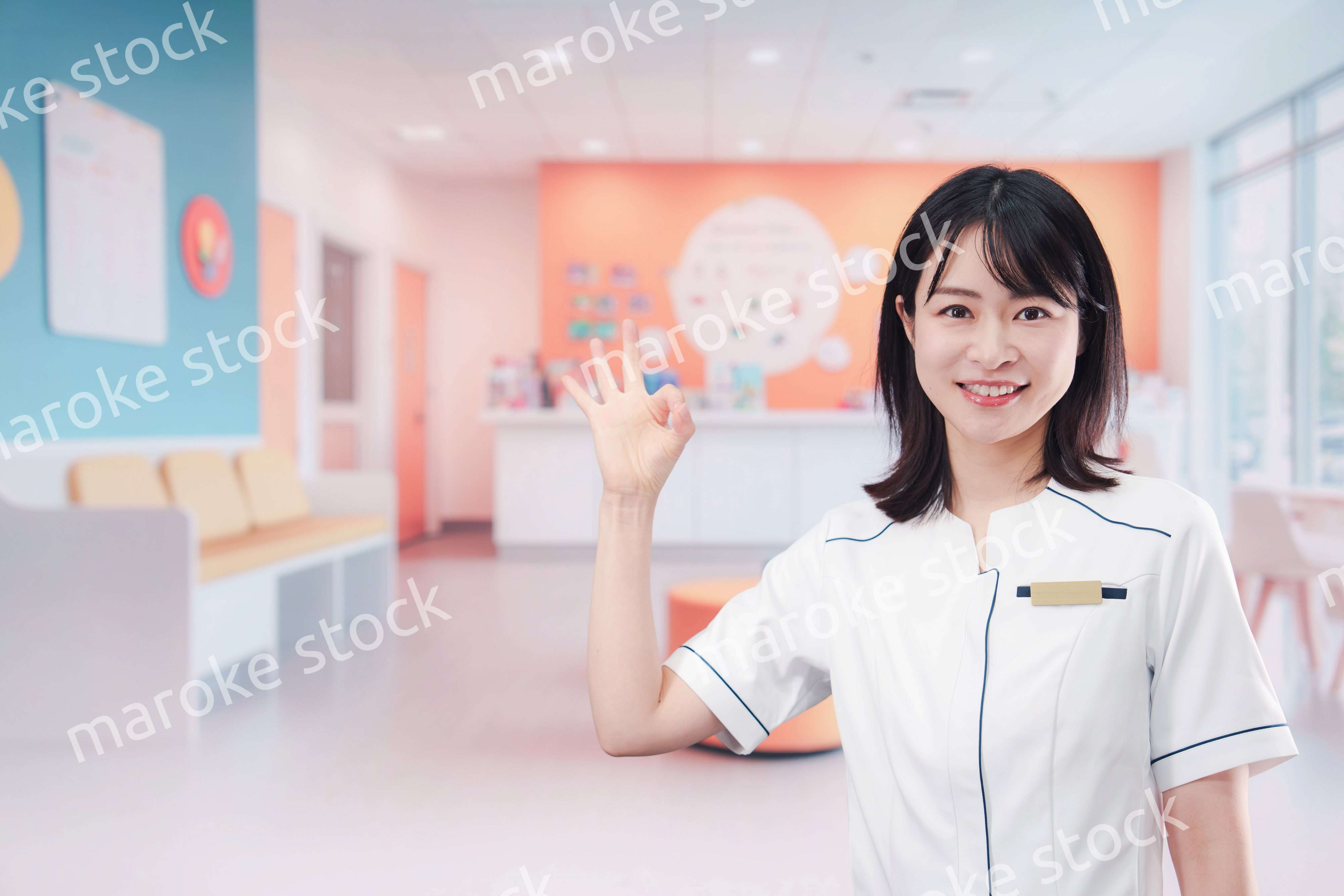 小児科のクリニックで働く若い女性