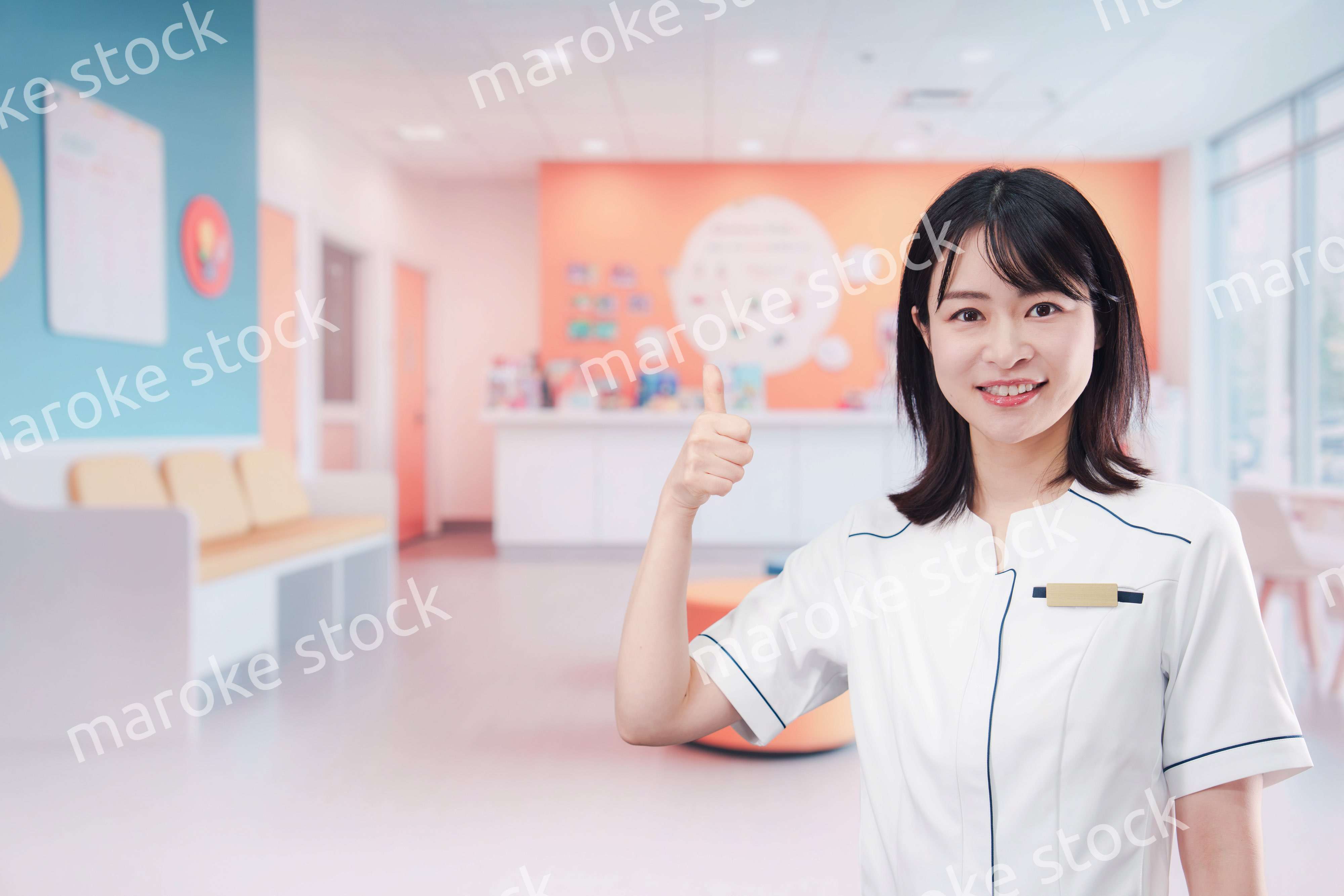 小児科のクリニックで働く若い女性