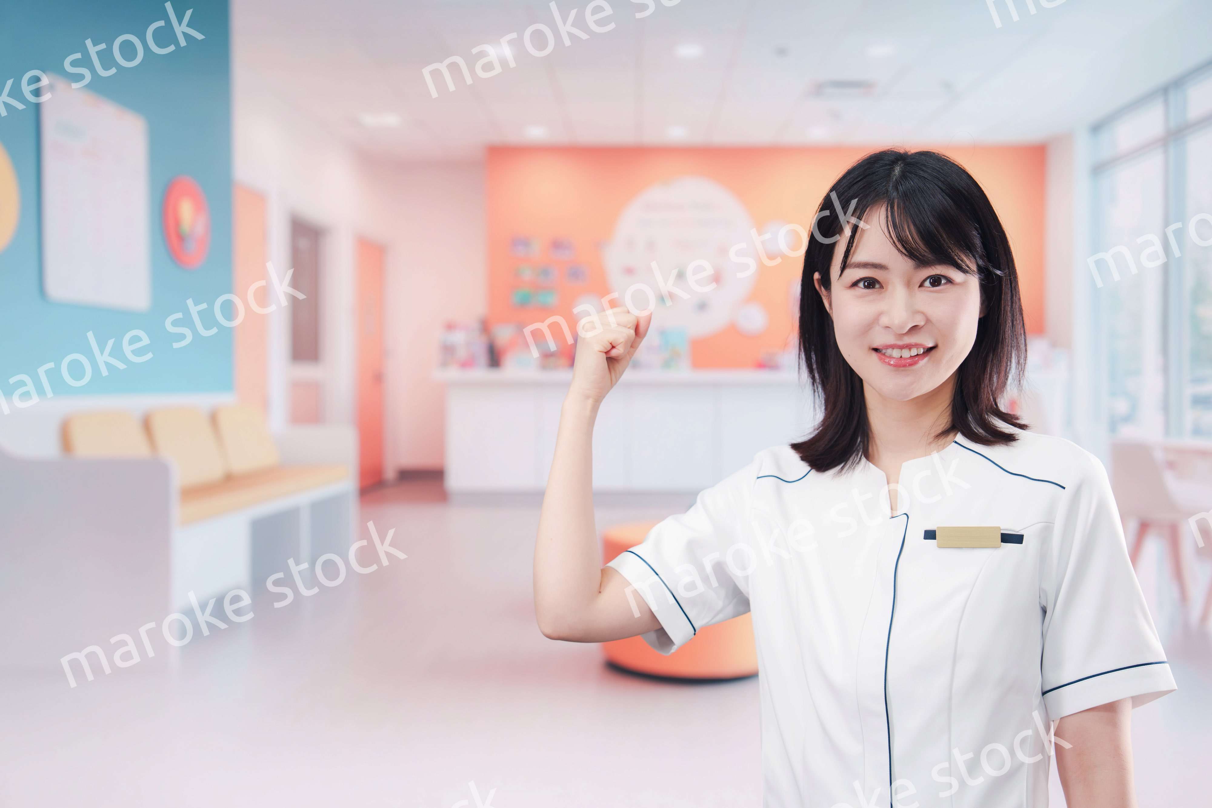 小児科のクリニックで働く若い女性