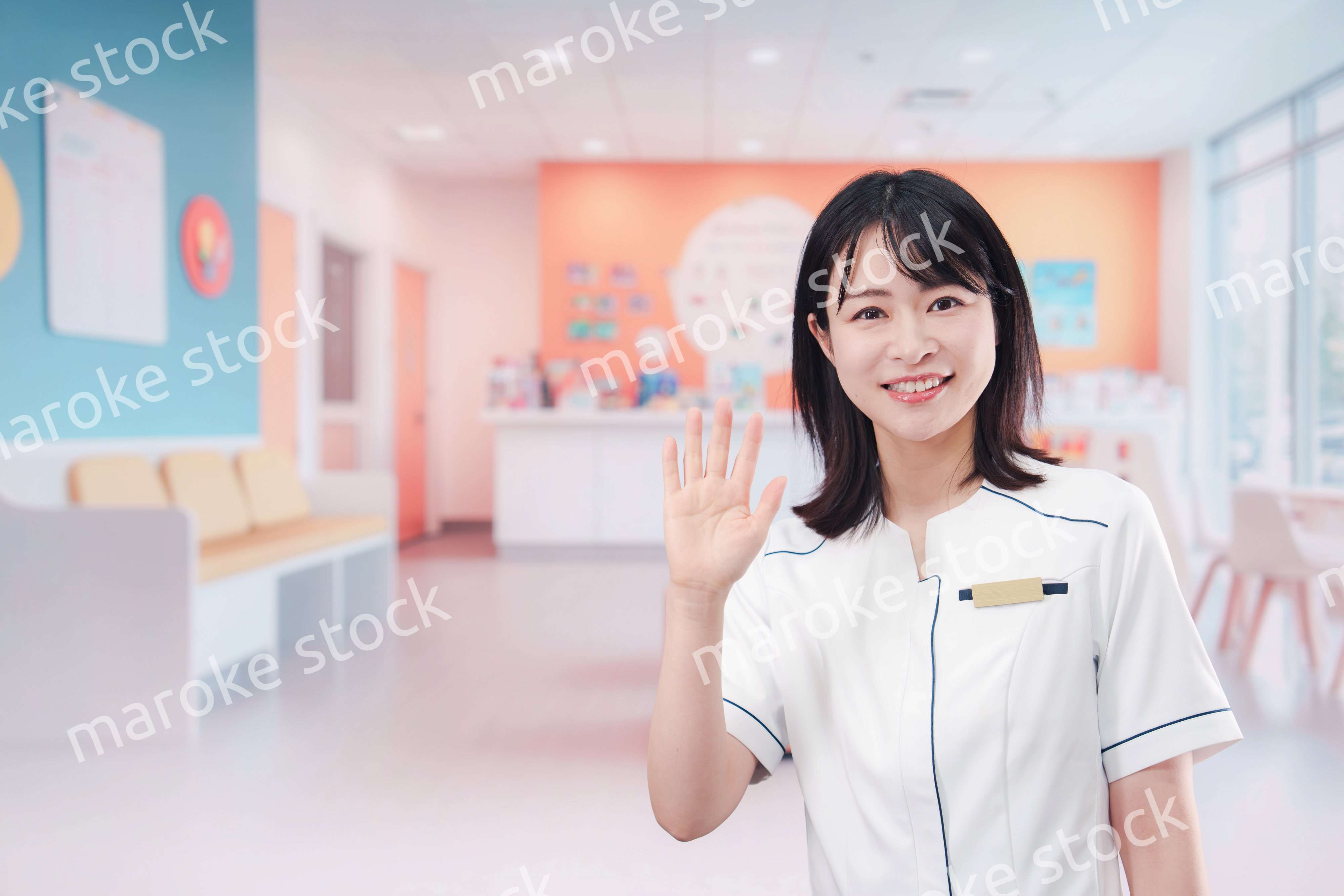 小児科のクリニックで働く若い女性