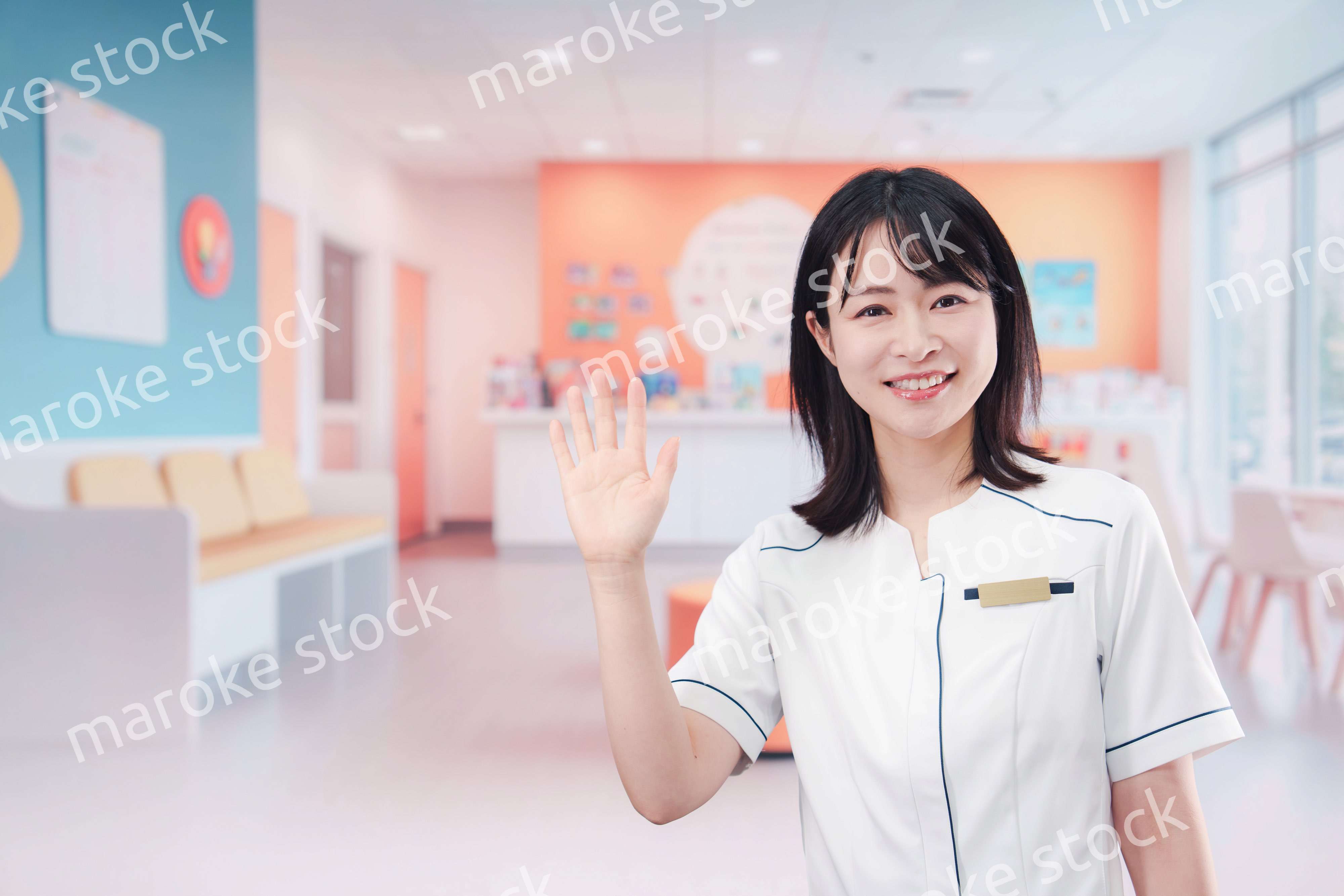 小児科のクリニックで働く若い女性