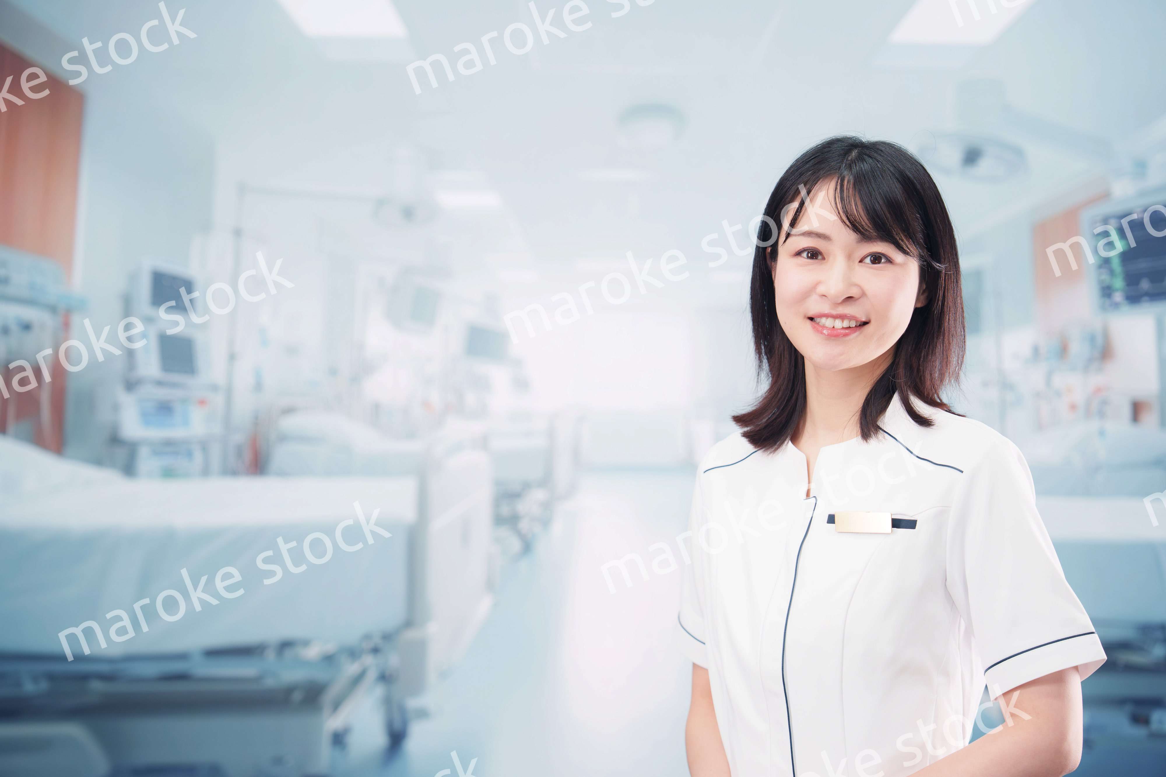 病棟で働く若い女性看護師