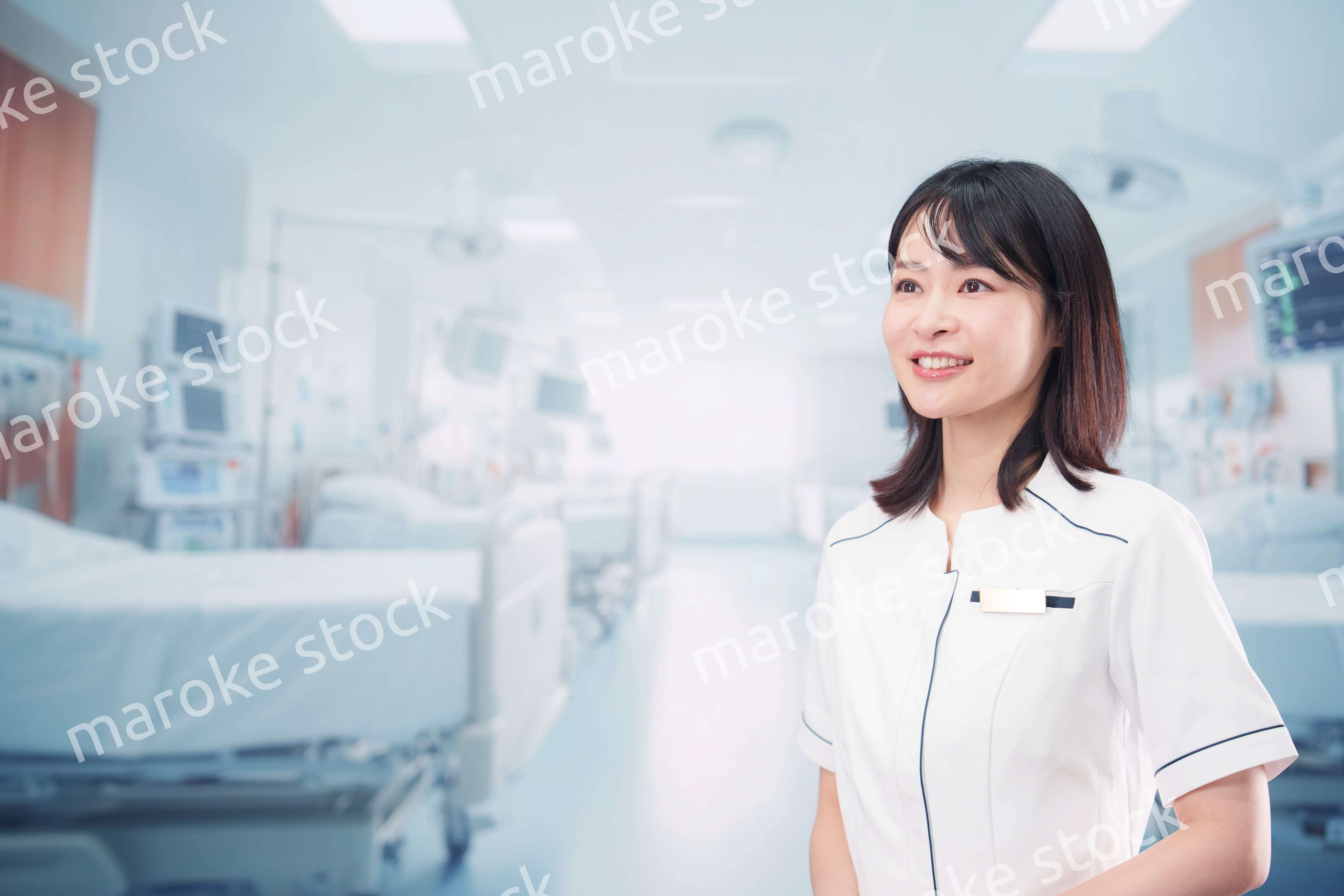 病棟で働く若い女性看護師