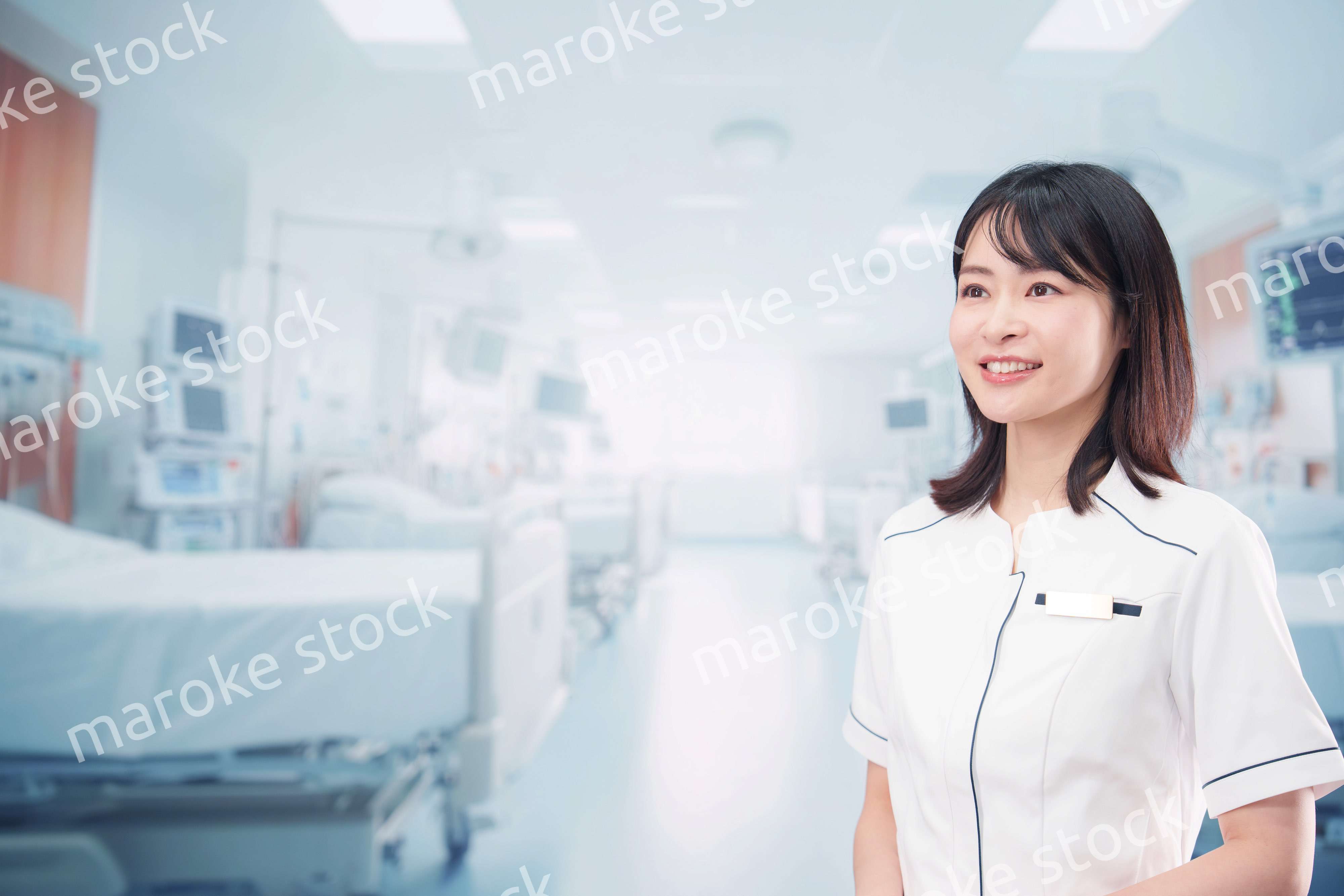 病棟で働く若い女性看護師