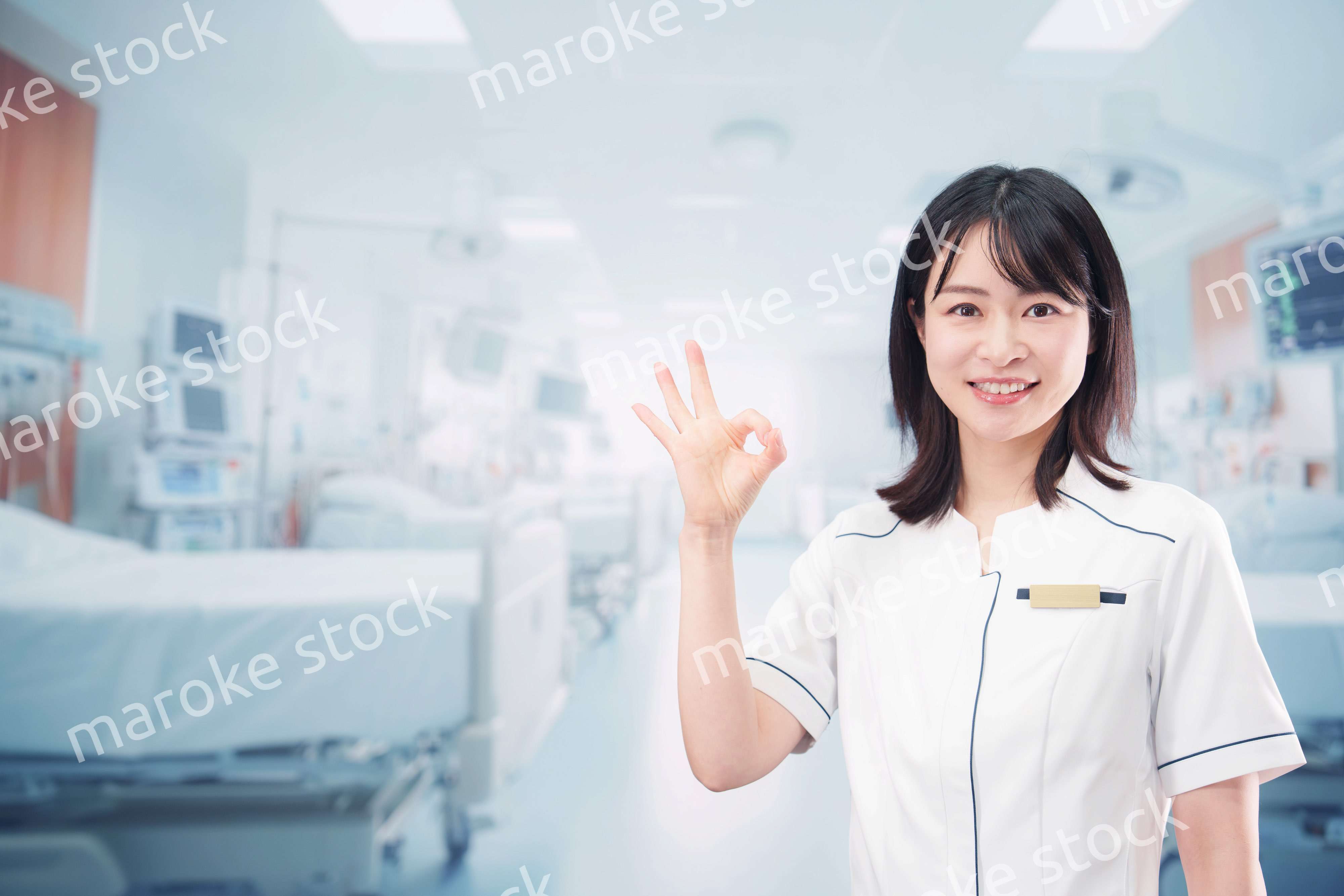 病棟で働く若い女性看護師