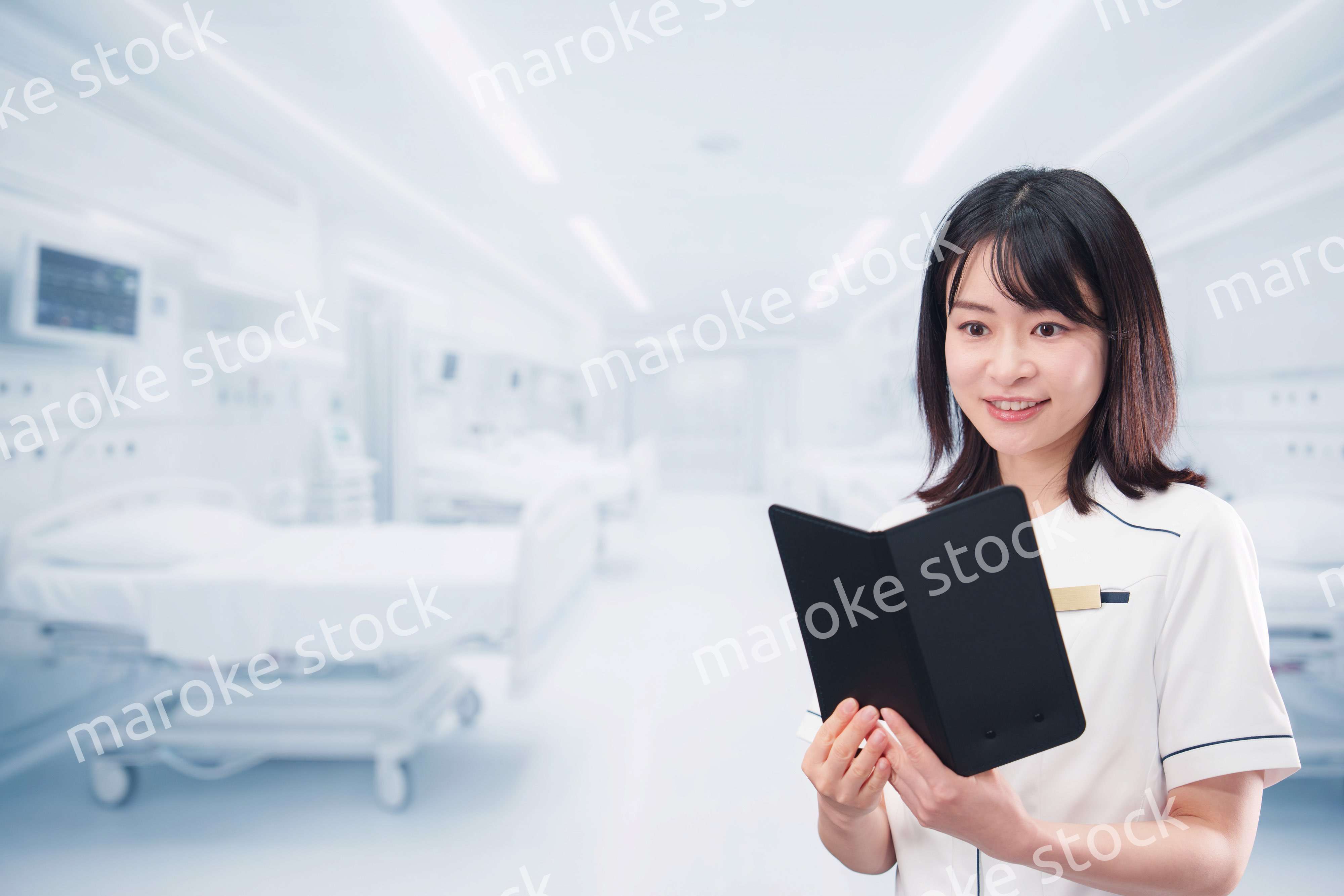 病棟で働く若い女性看護師