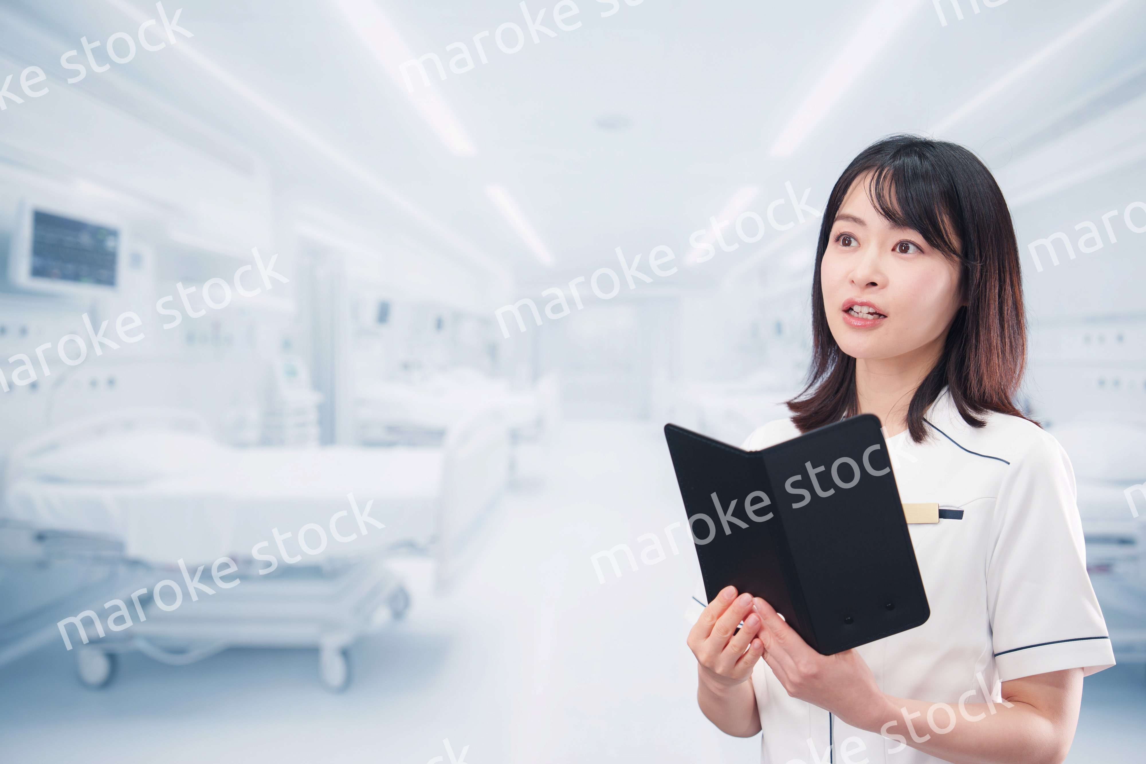 病棟で働く若い女性看護師