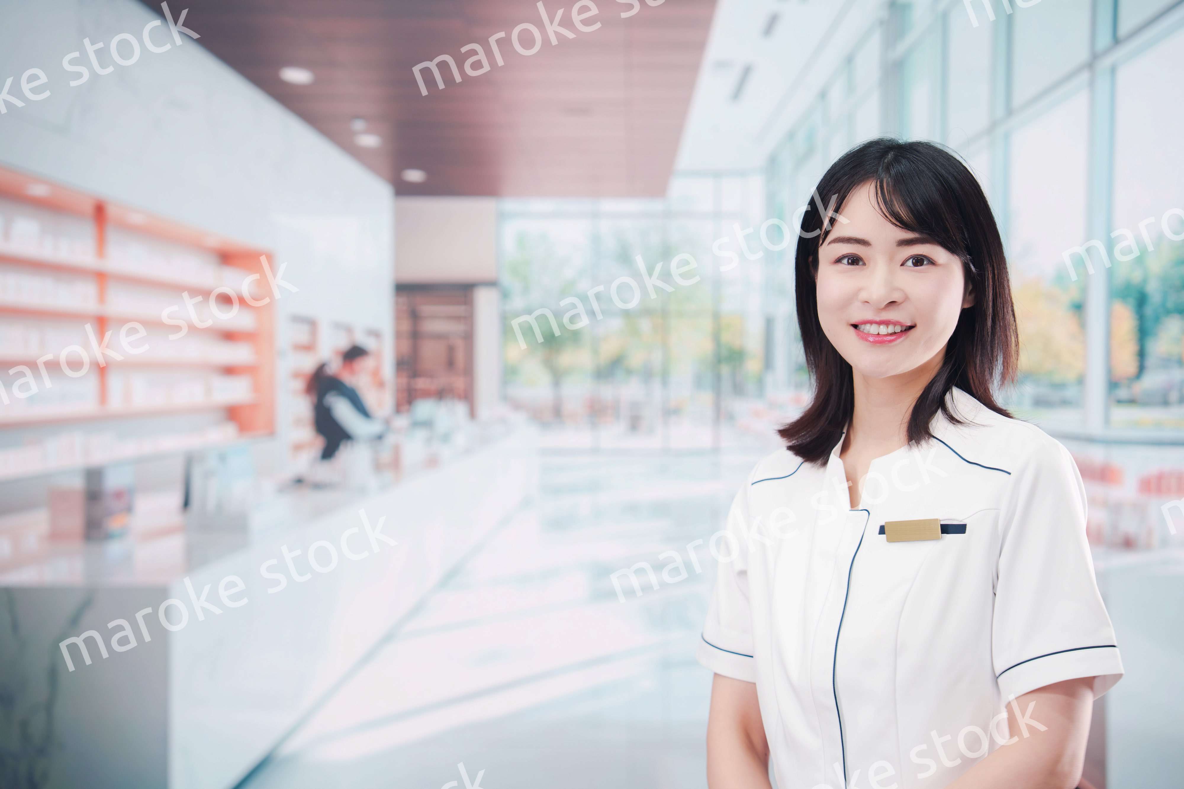 化粧品店で働く若い女性スタッフ