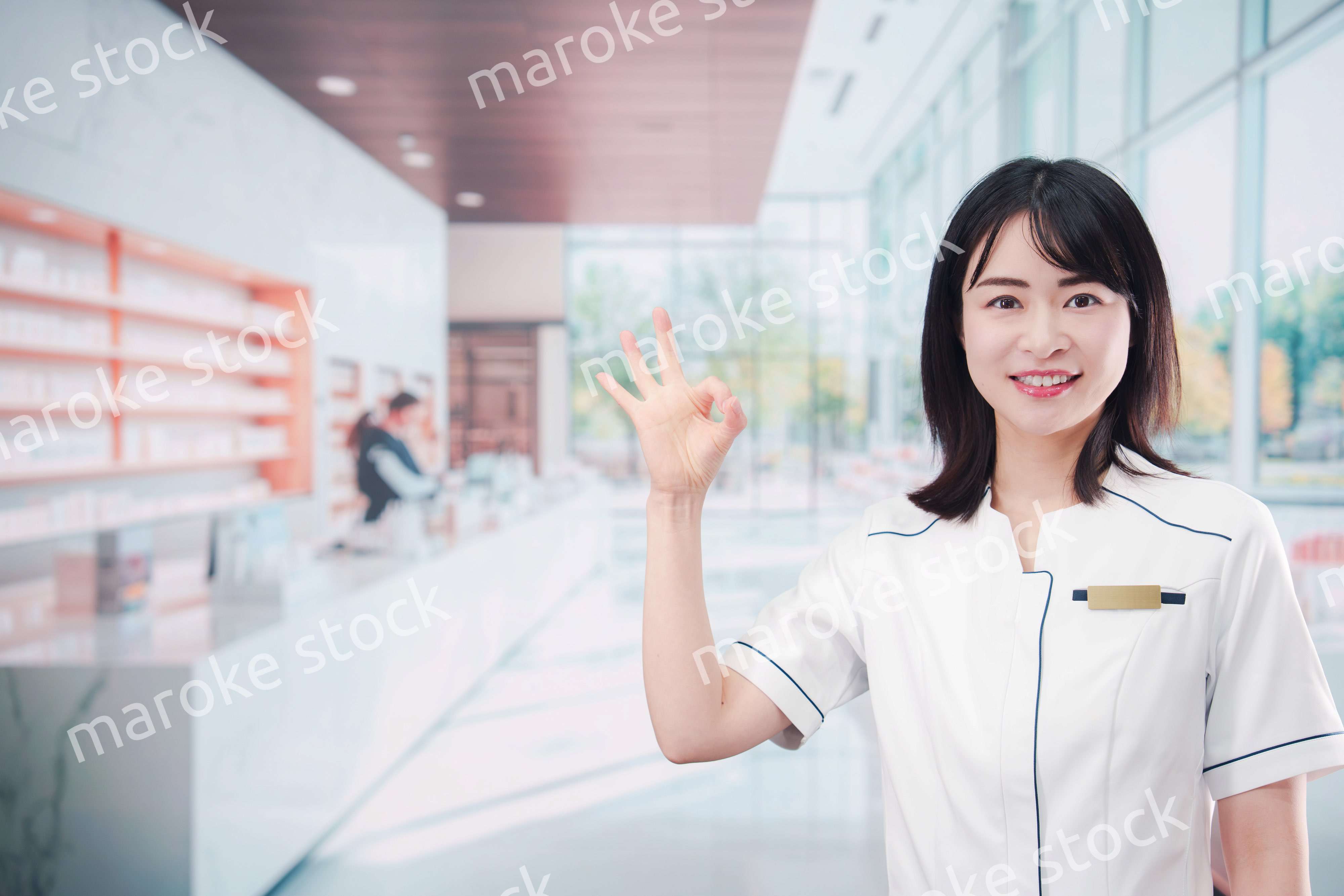 化粧品店で働く若い女性スタッフ