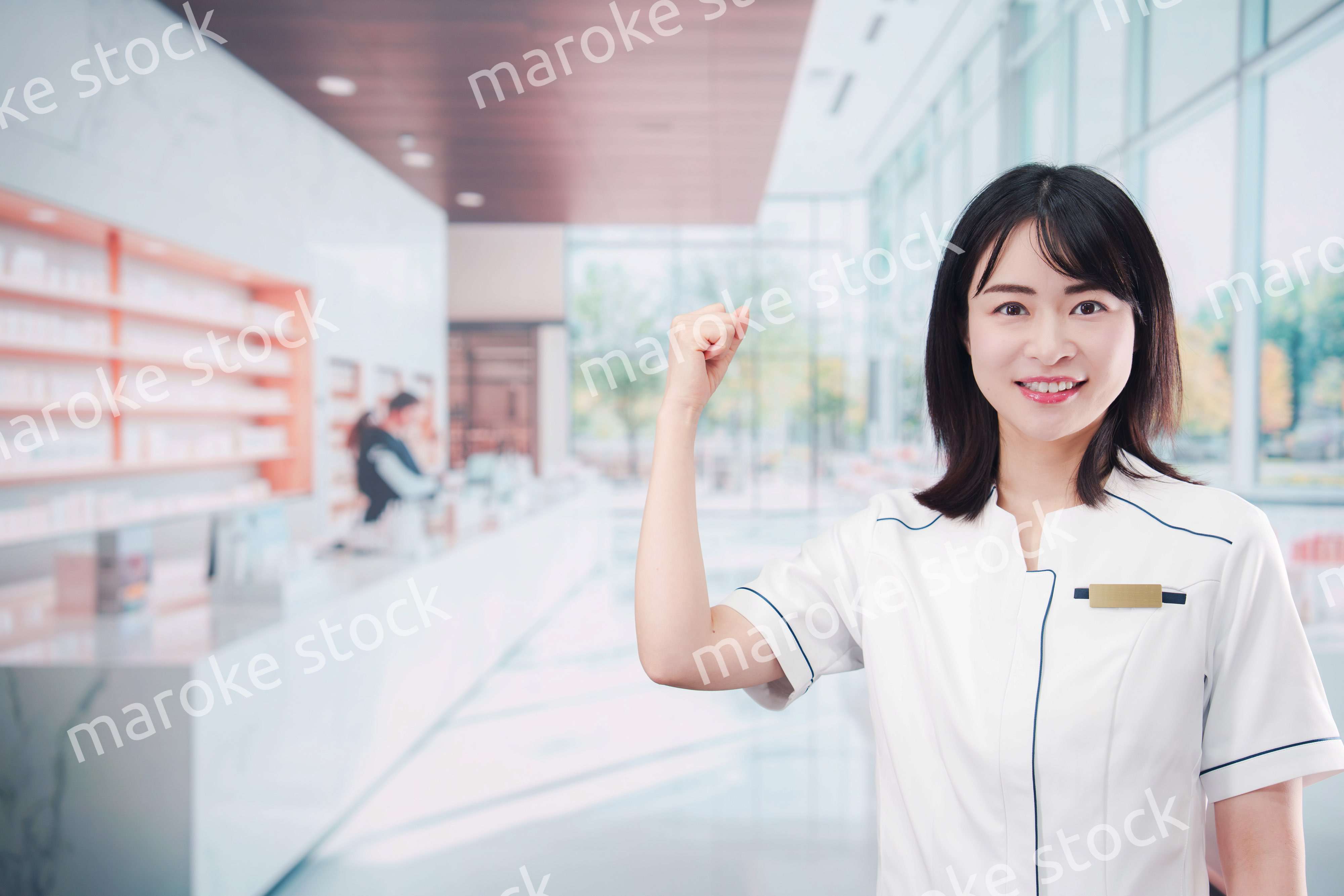 化粧品店で働く若い女性スタッフ