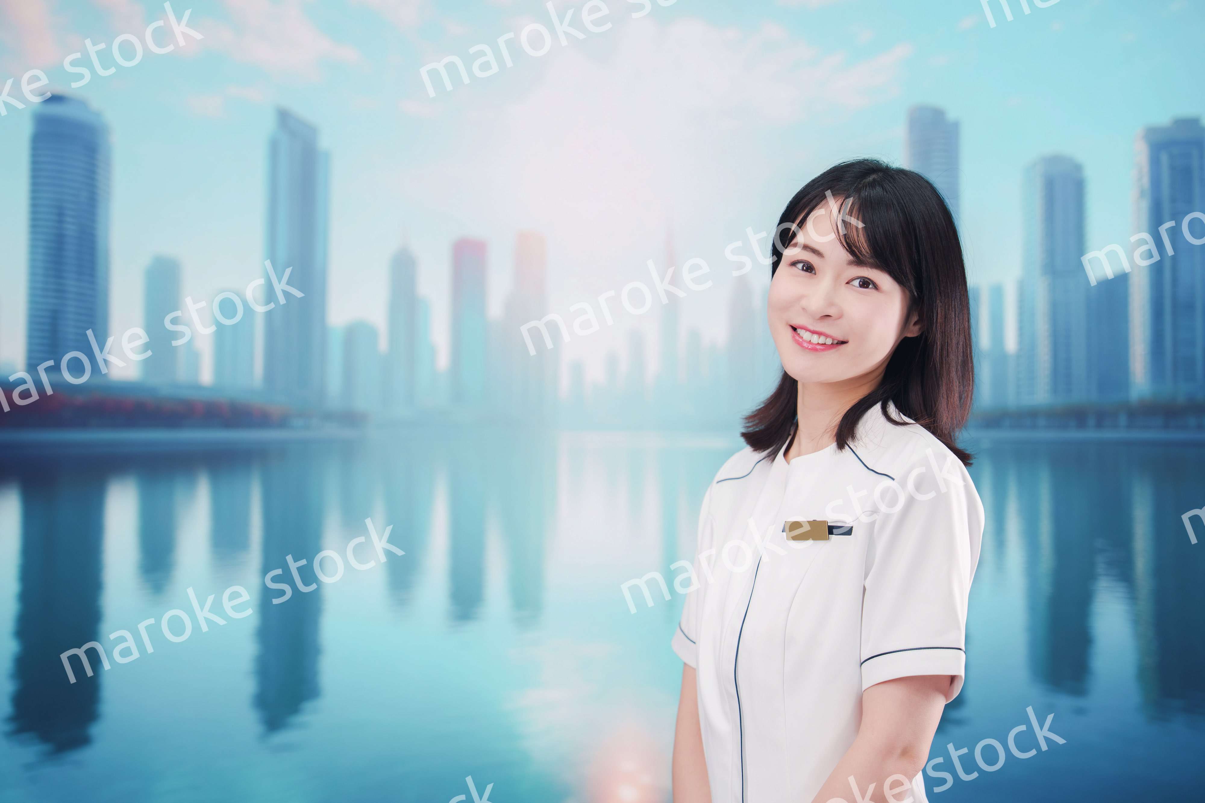 笑顔の若い歯科衛生士の女性