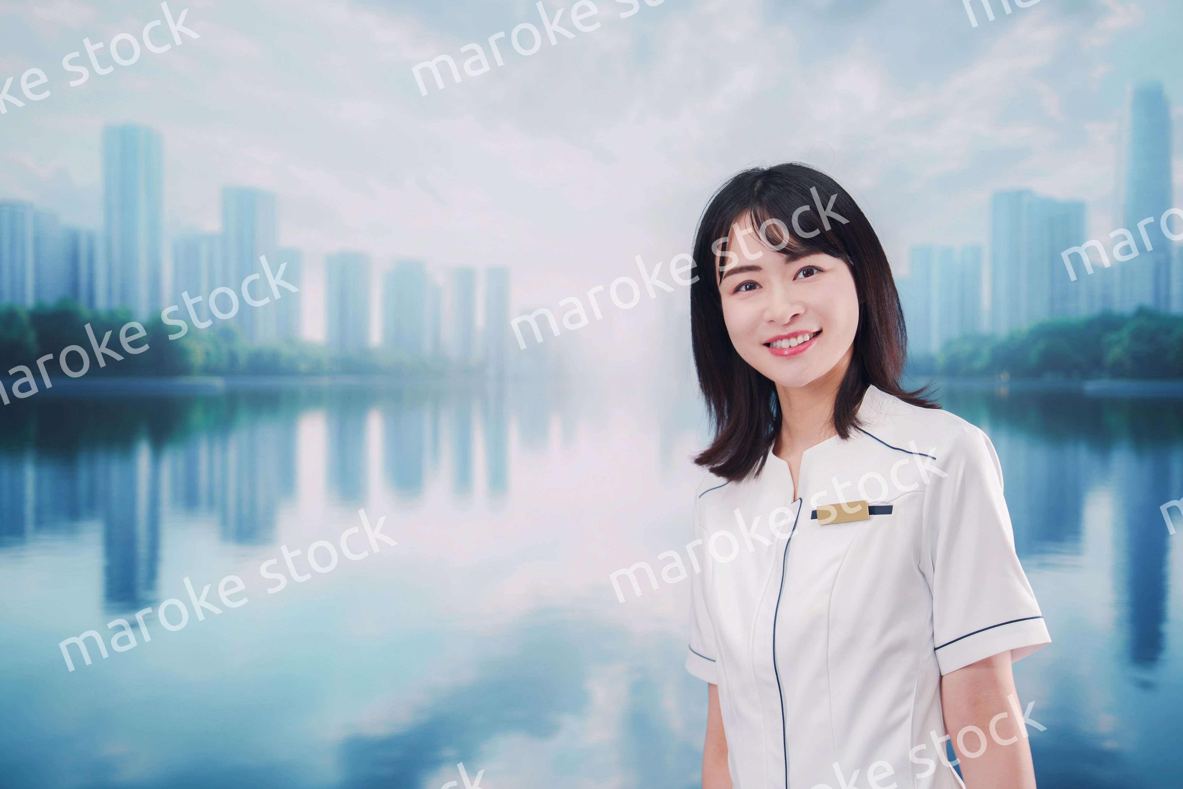 笑顔の若い歯科衛生士の女性