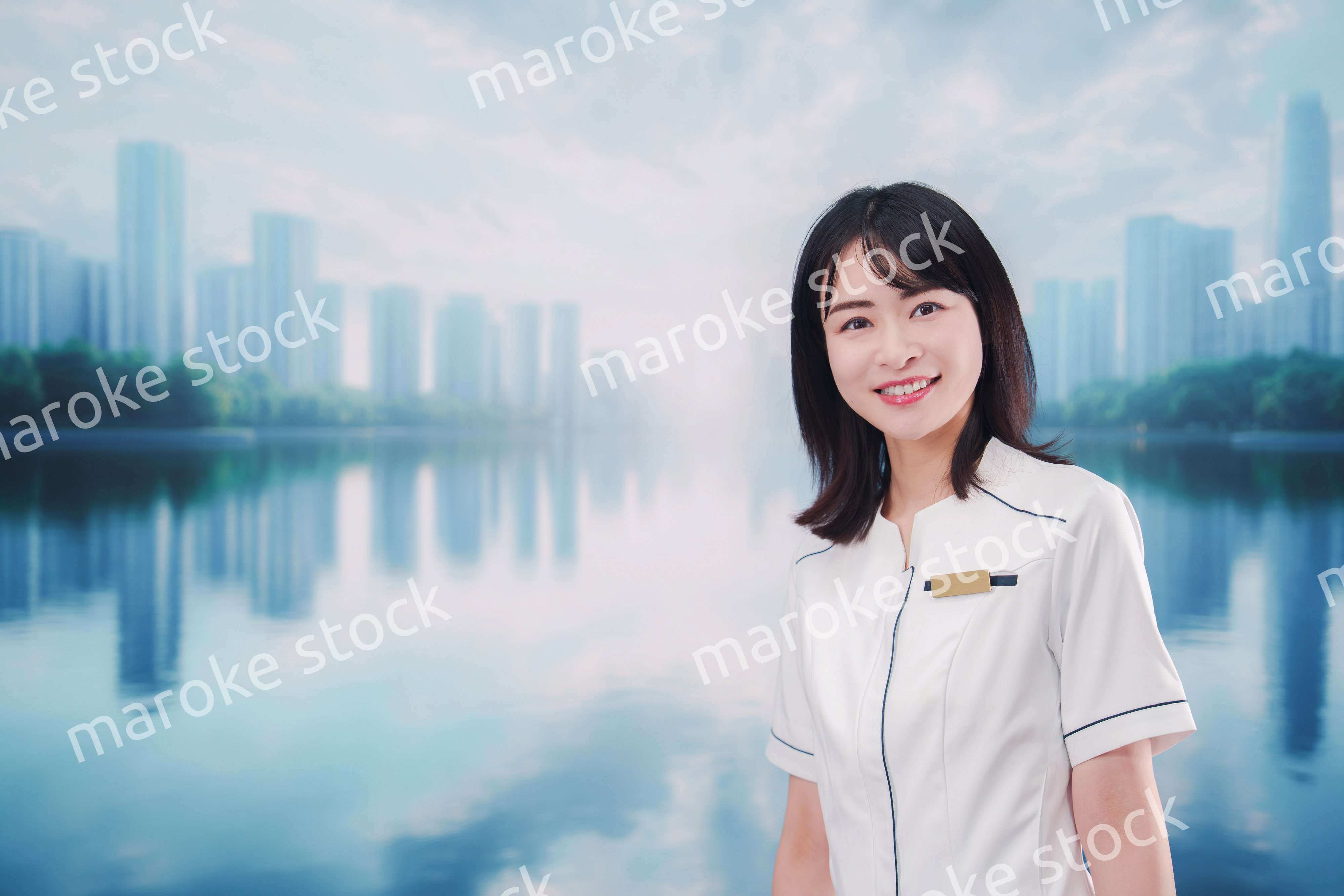 笑顔の若い歯科衛生士の女性