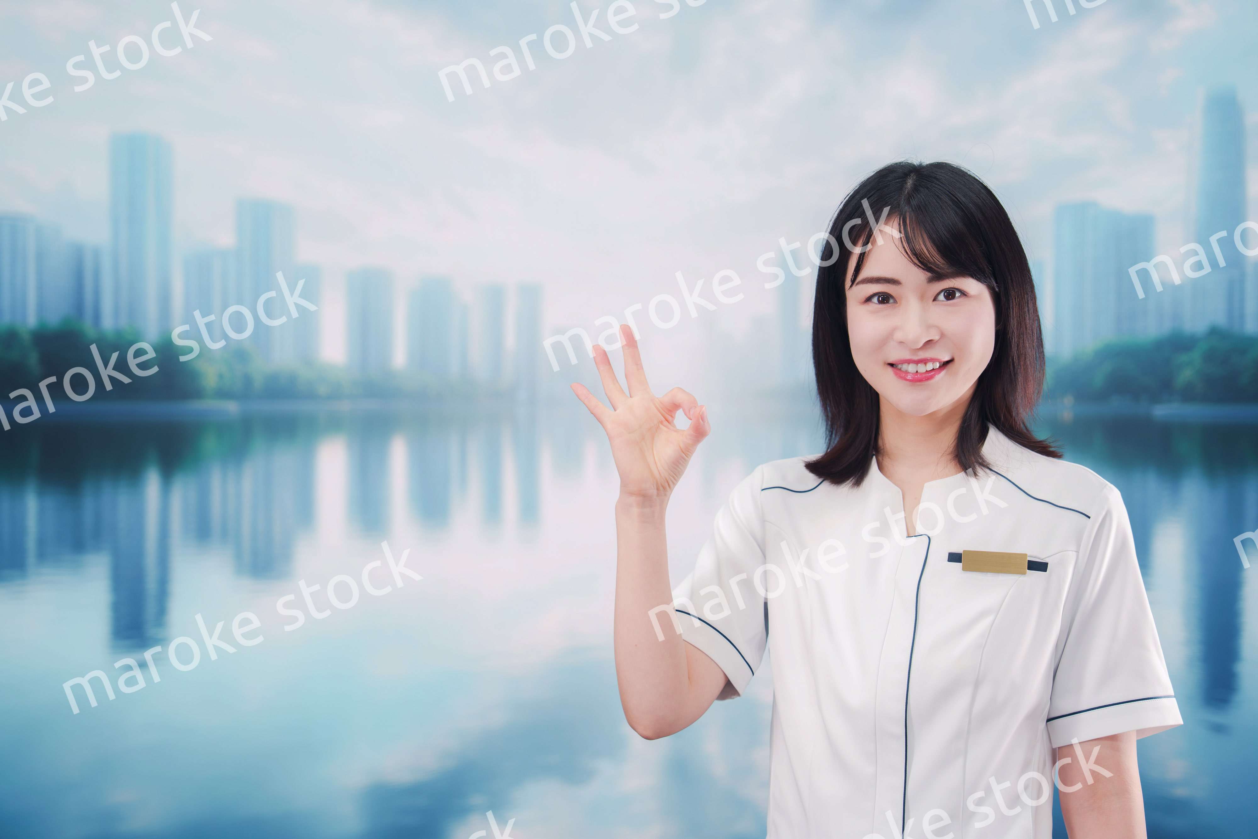 笑顔の若い歯科衛生士の女性