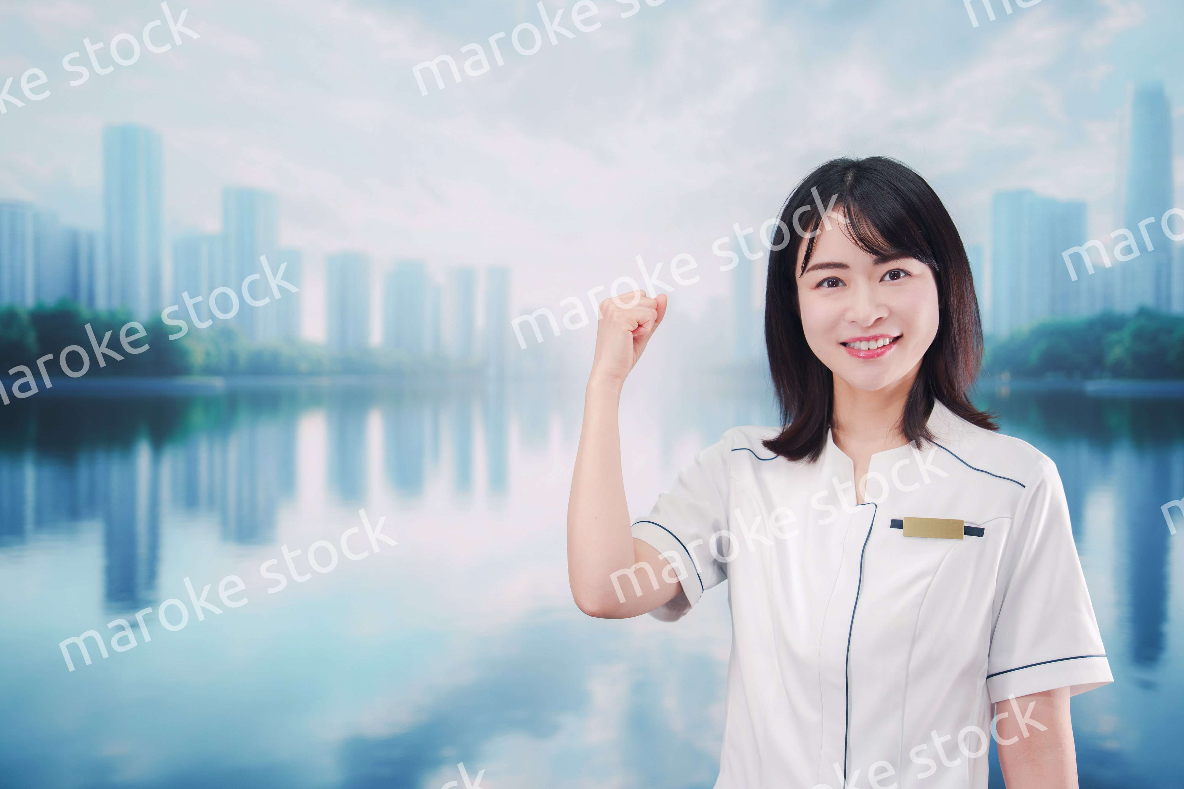 笑顔の若い歯科衛生士の女性