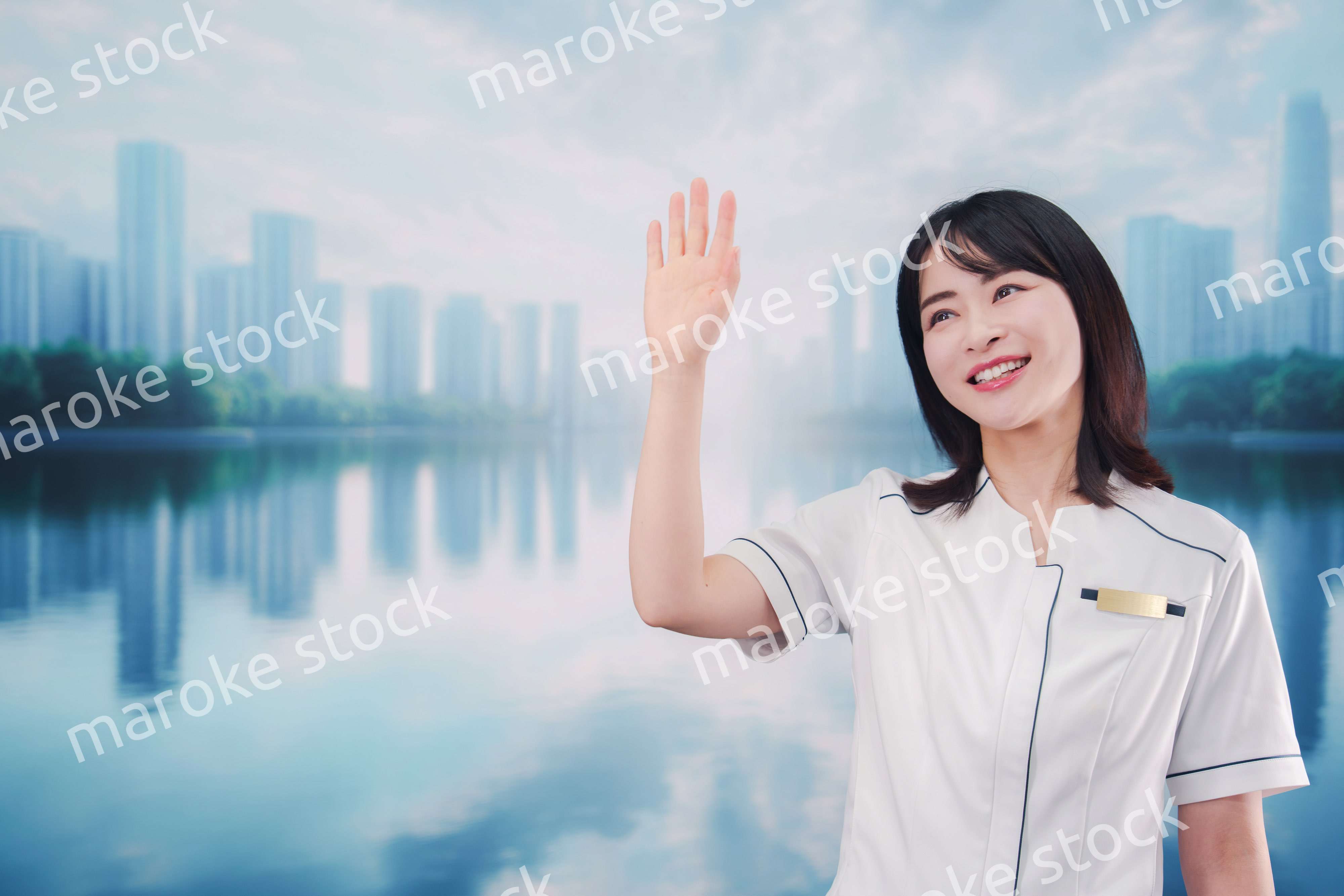 笑顔の若い歯科衛生士の女性