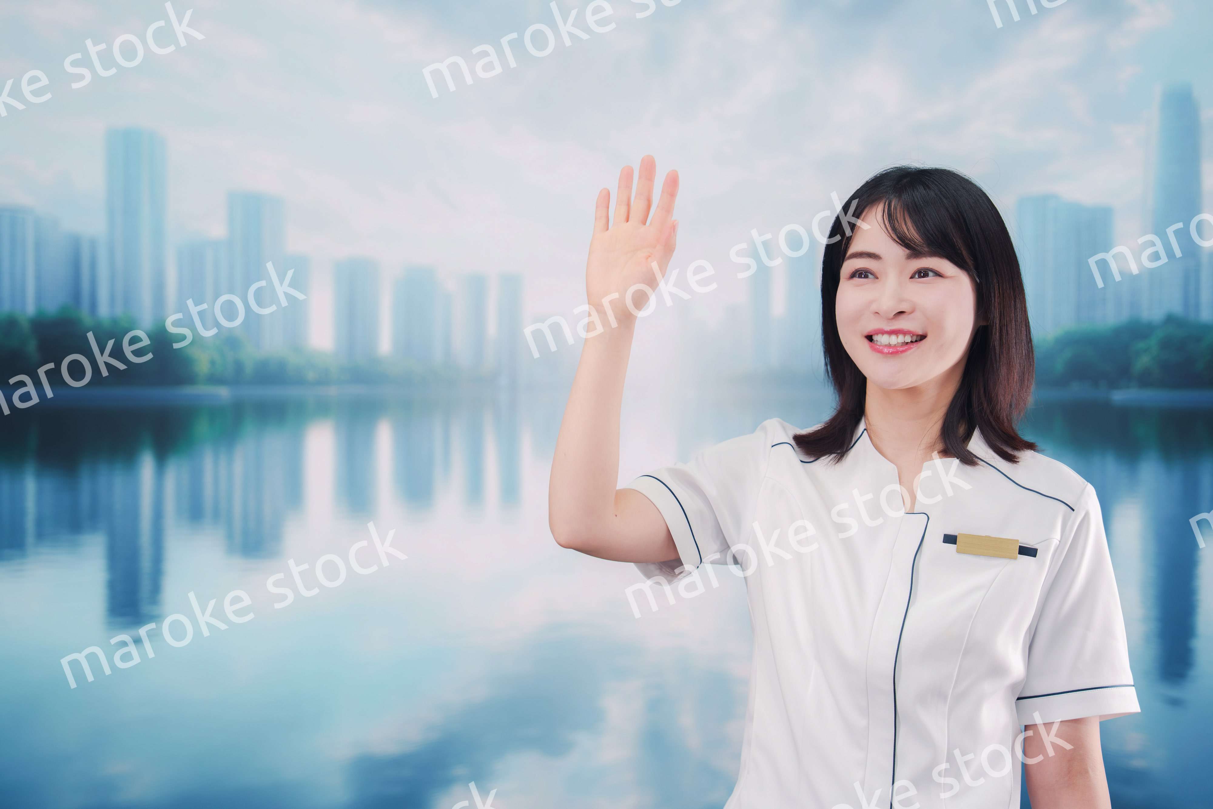 笑顔の若い歯科衛生士の女性