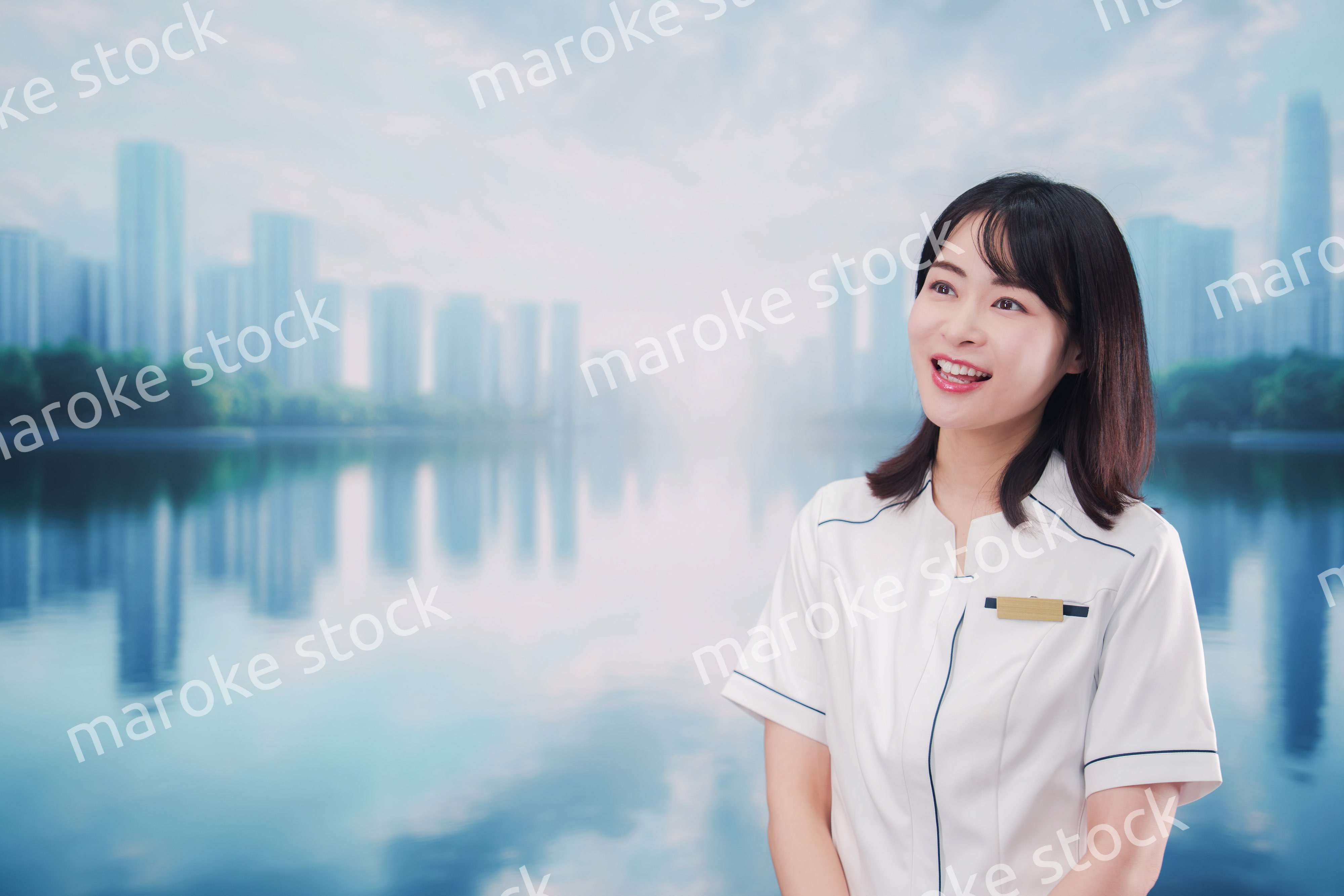 笑顔の若い歯科衛生士の女性