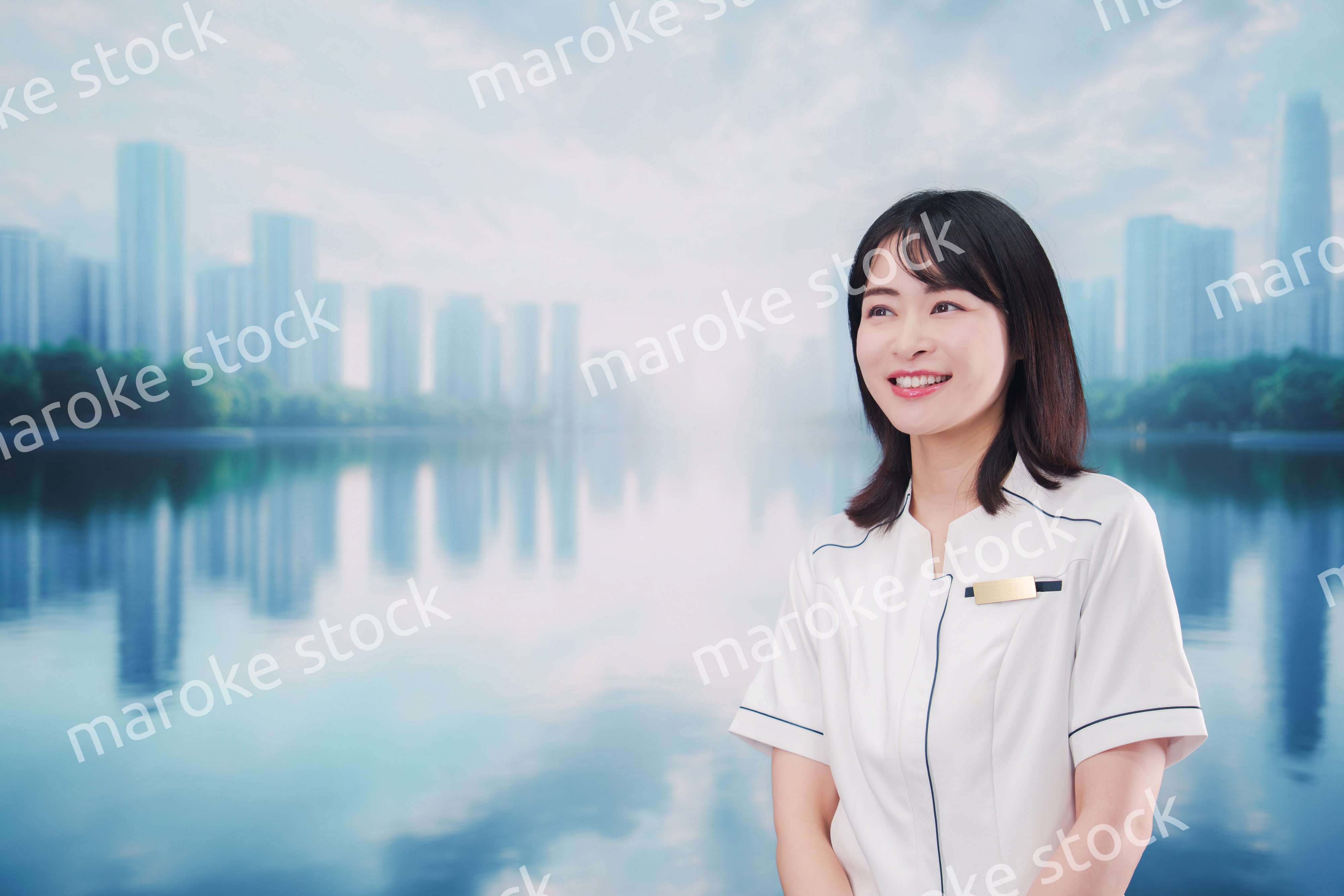 笑顔の若い歯科衛生士の女性