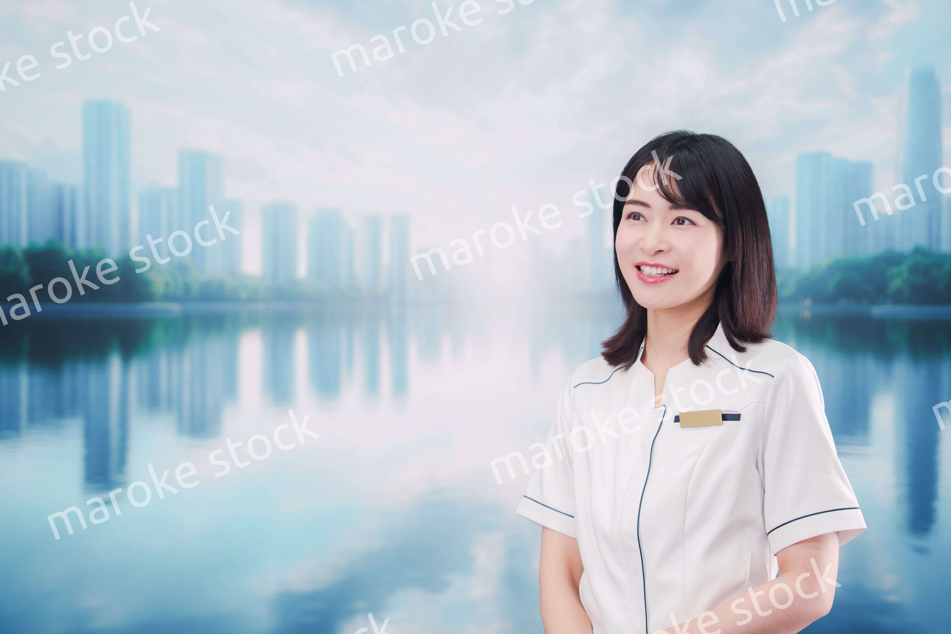 笑顔の若い歯科衛生士の女性