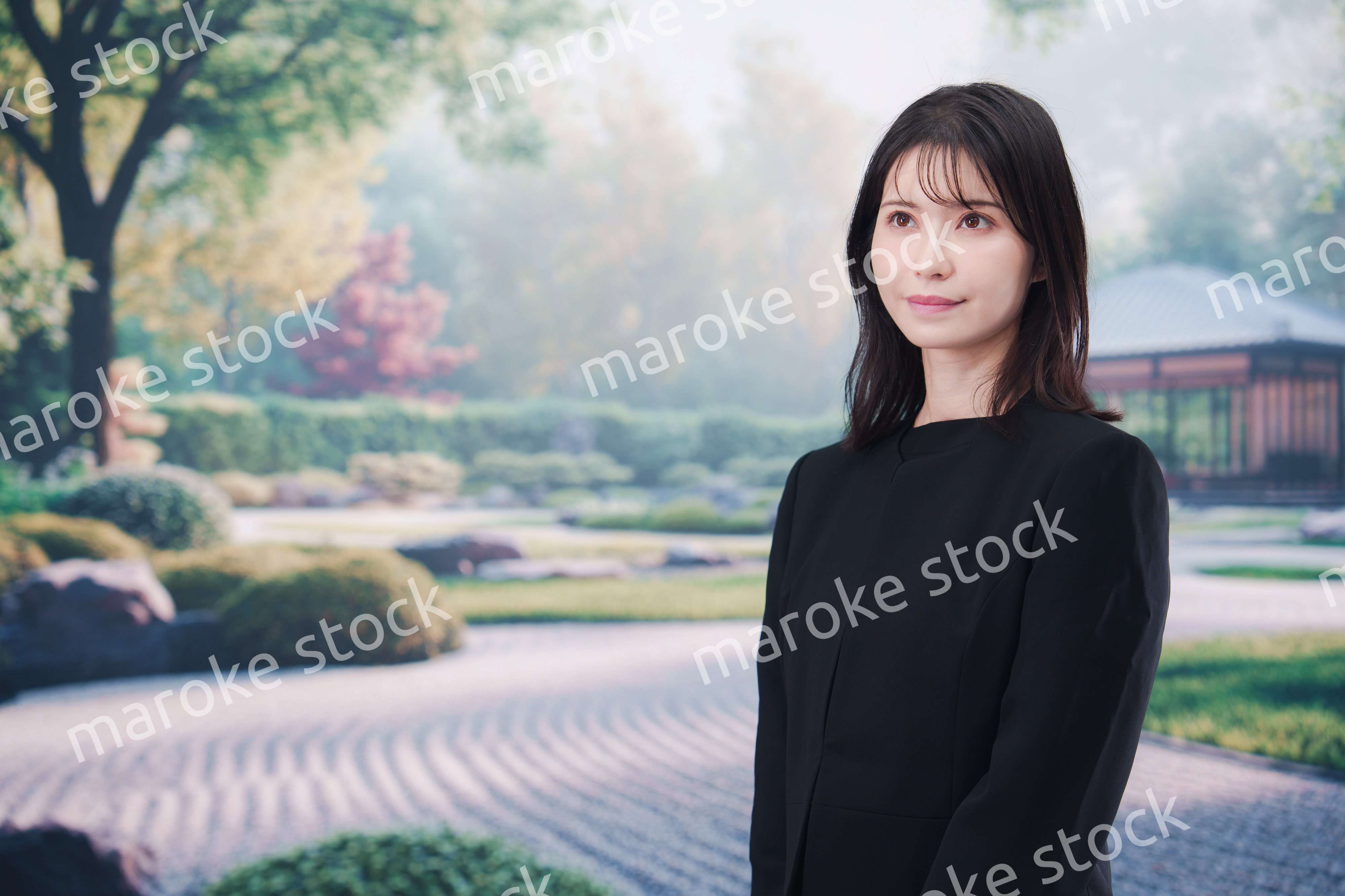 喪服を着て葬儀に参列する若い女性