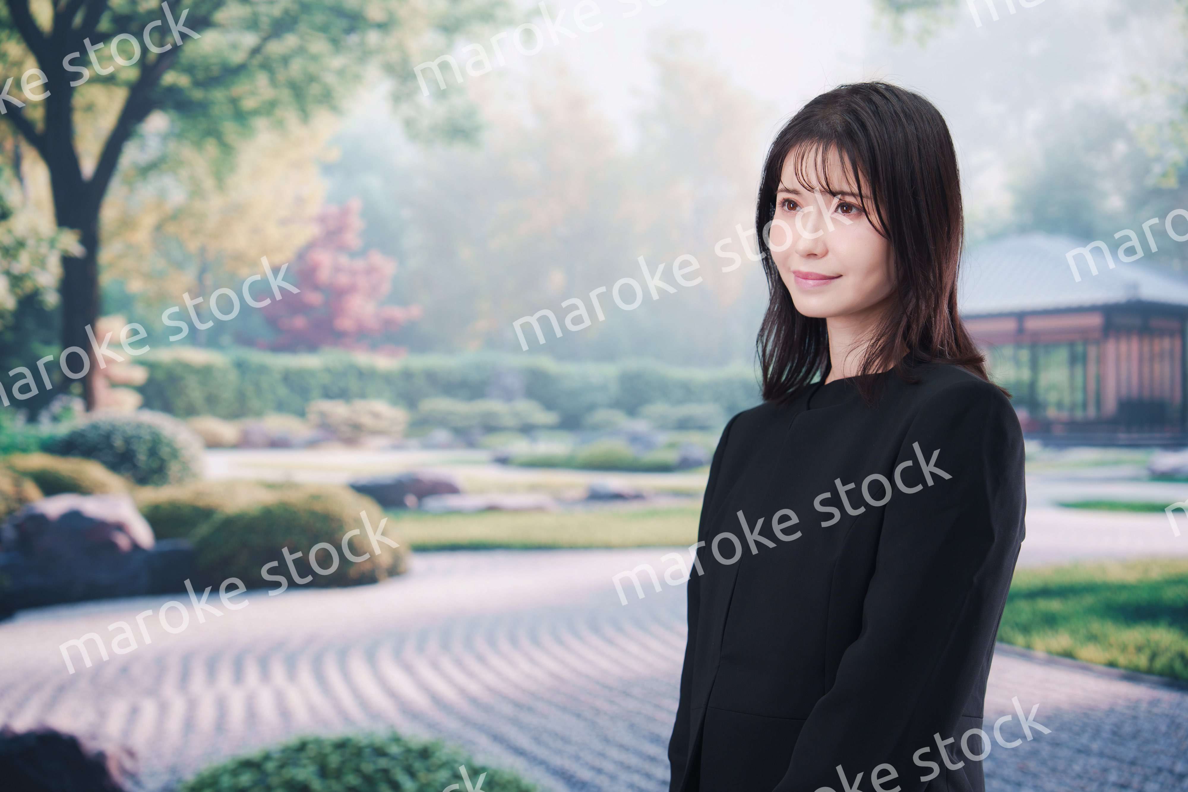 喪服を着て葬儀に参列する若い女性