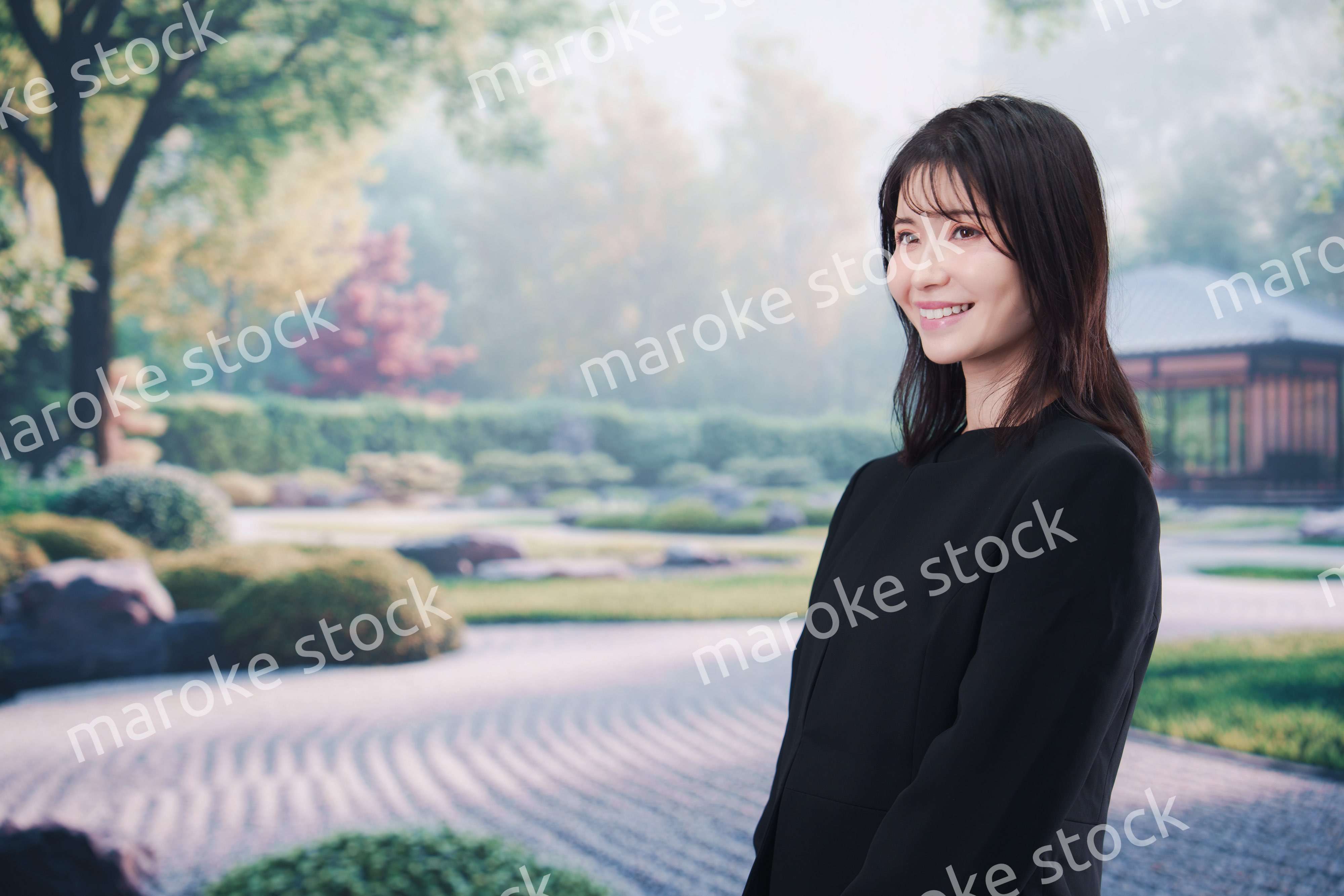 喪服を着て葬儀に参列する若い女性