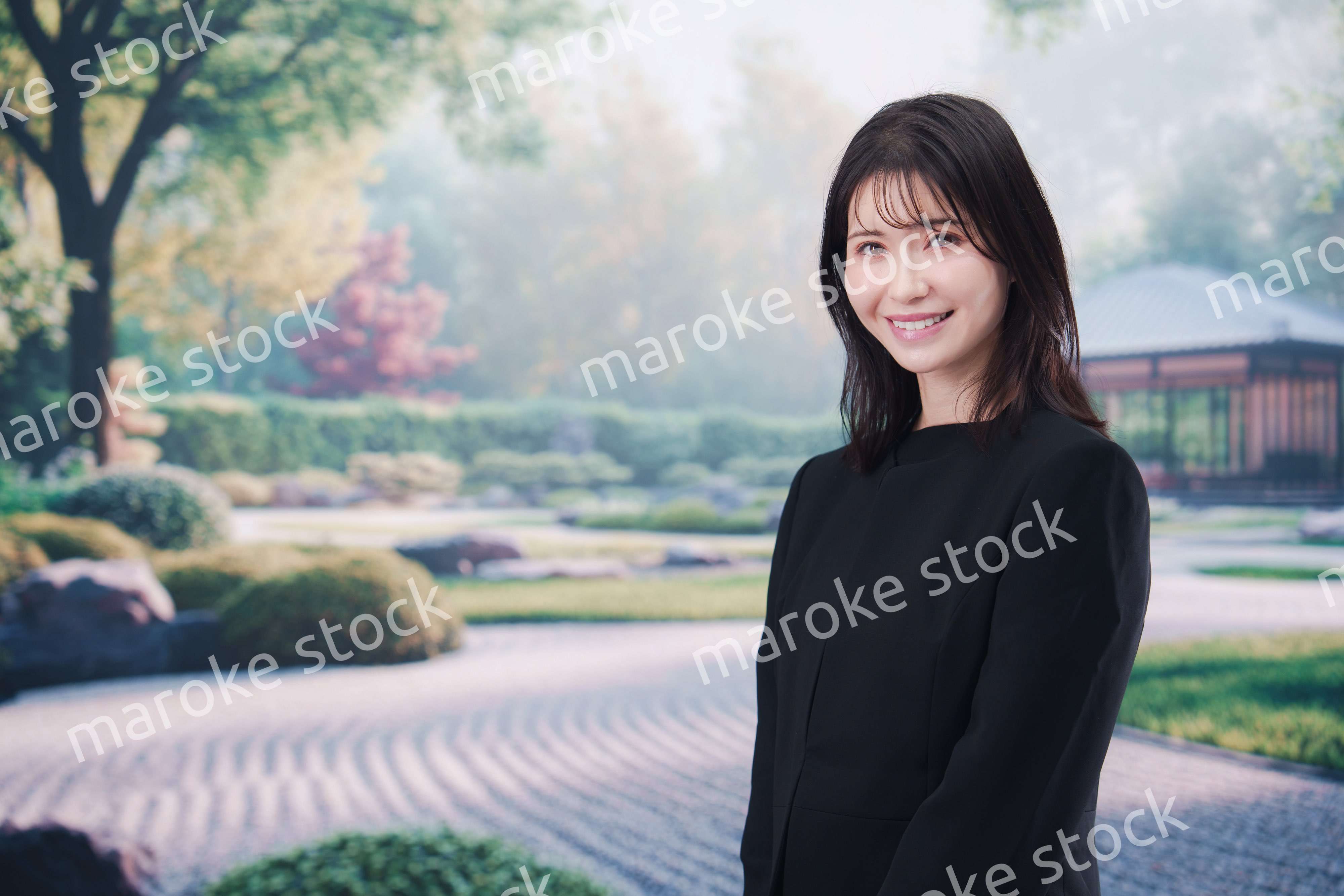 喪服を着て葬儀に参列する若い女性