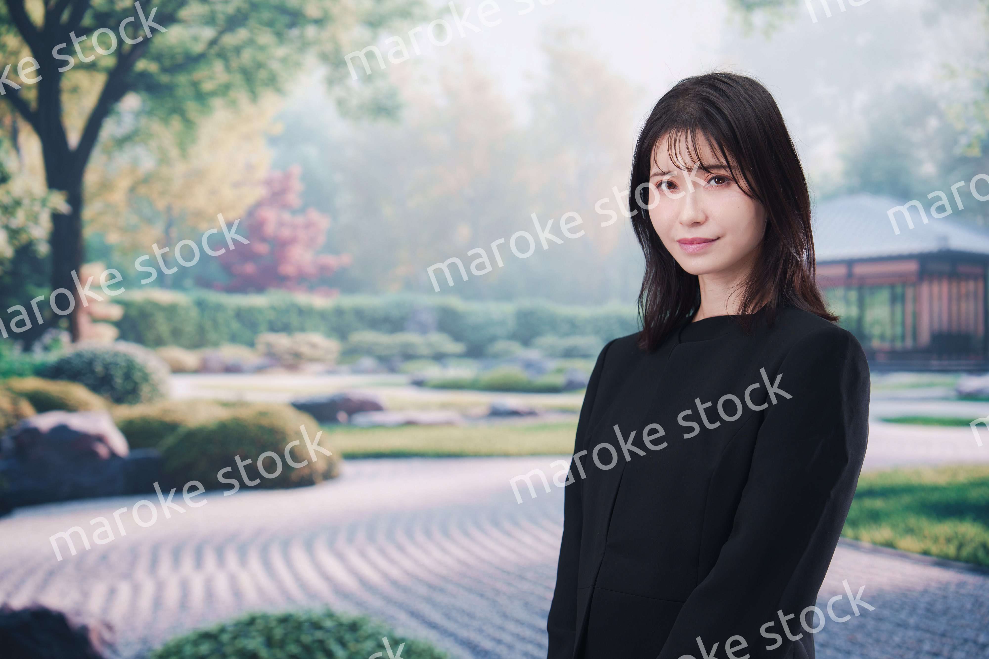 喪服を着て葬儀に参列する若い女性