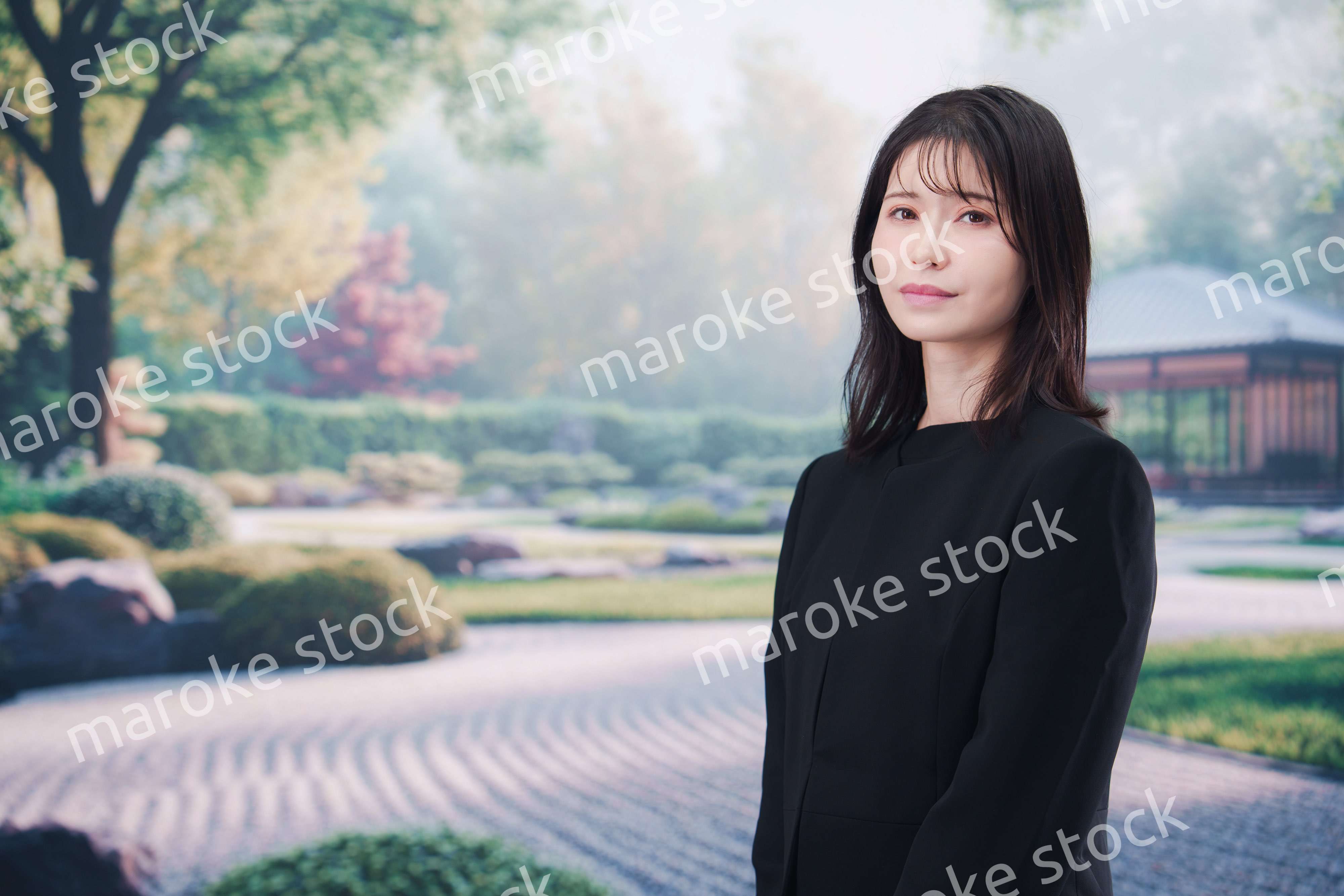 喪服を着て葬儀に参列する若い女性