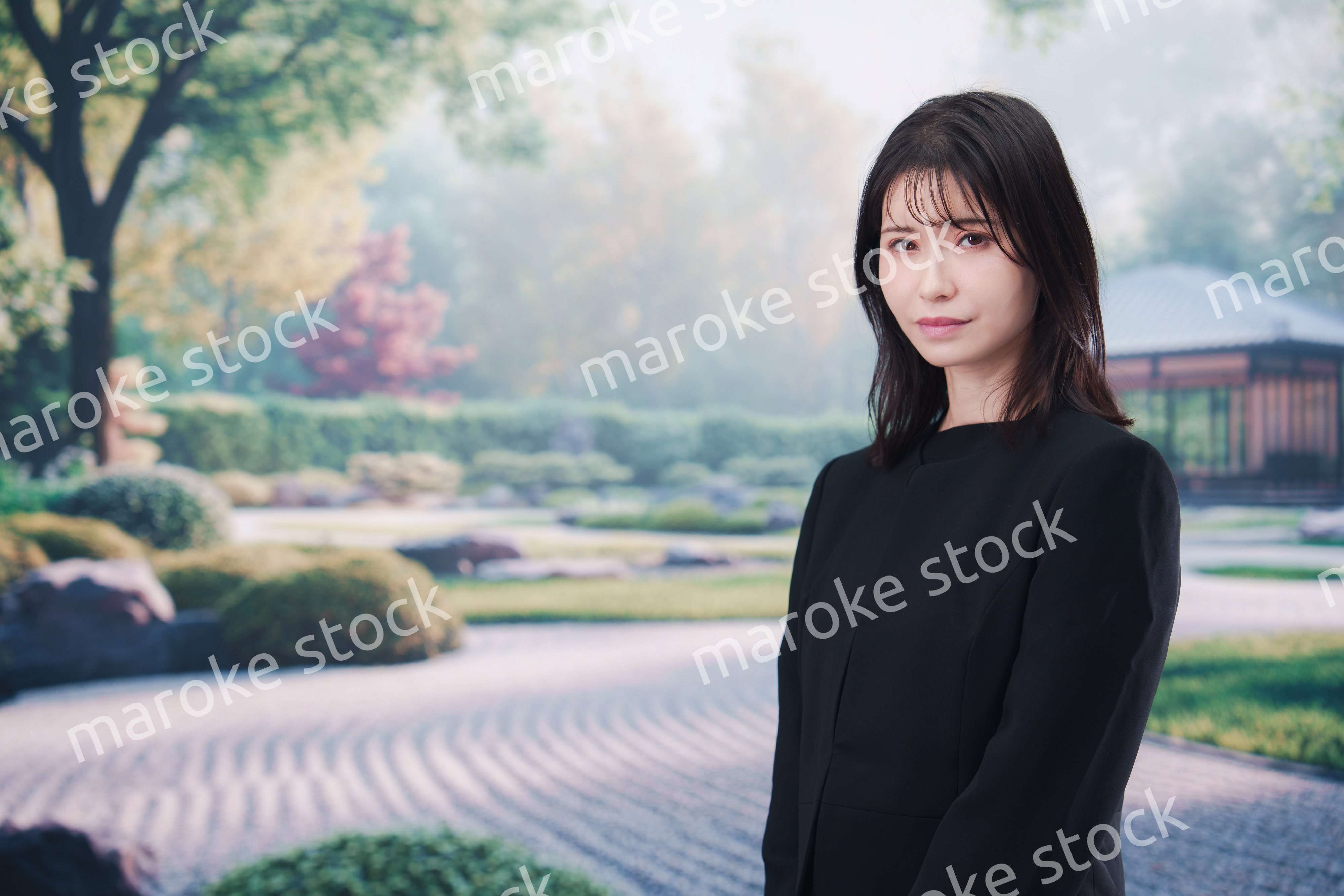 喪服を着て葬儀に参列する若い女性