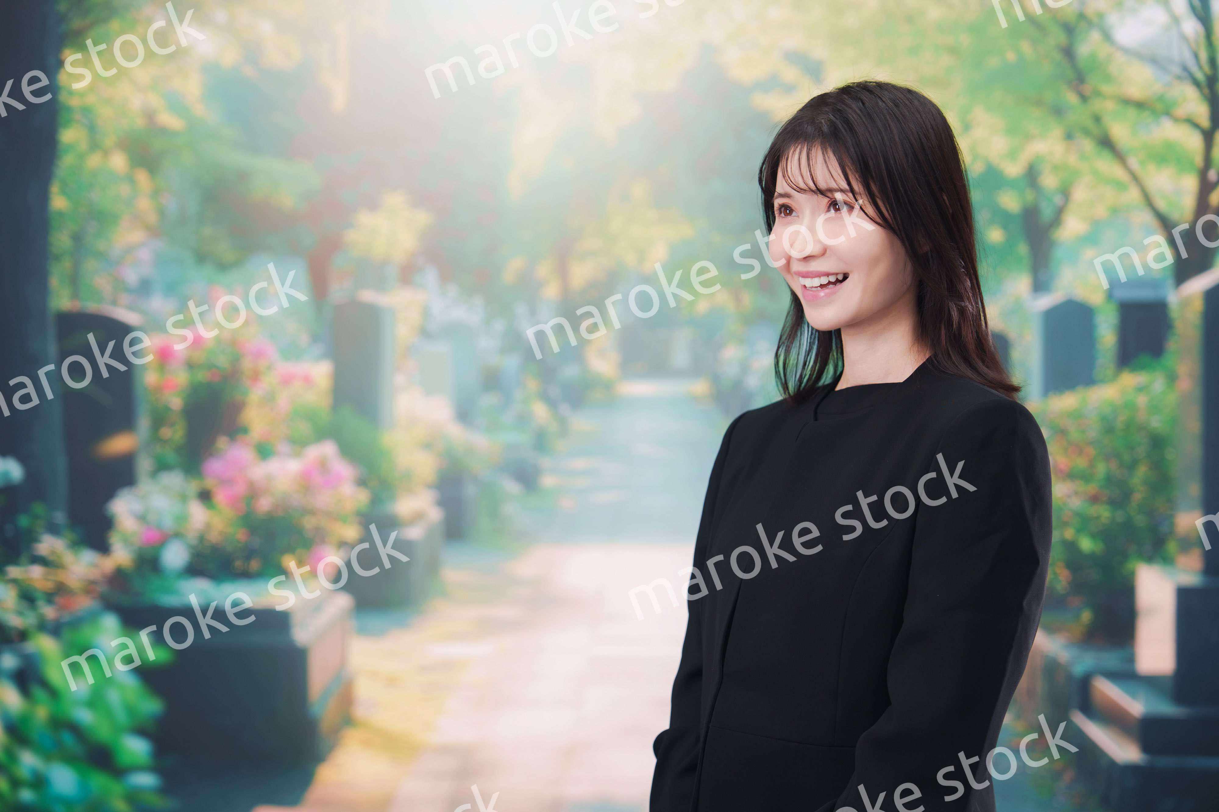 喪服を着てお墓参りをする女性