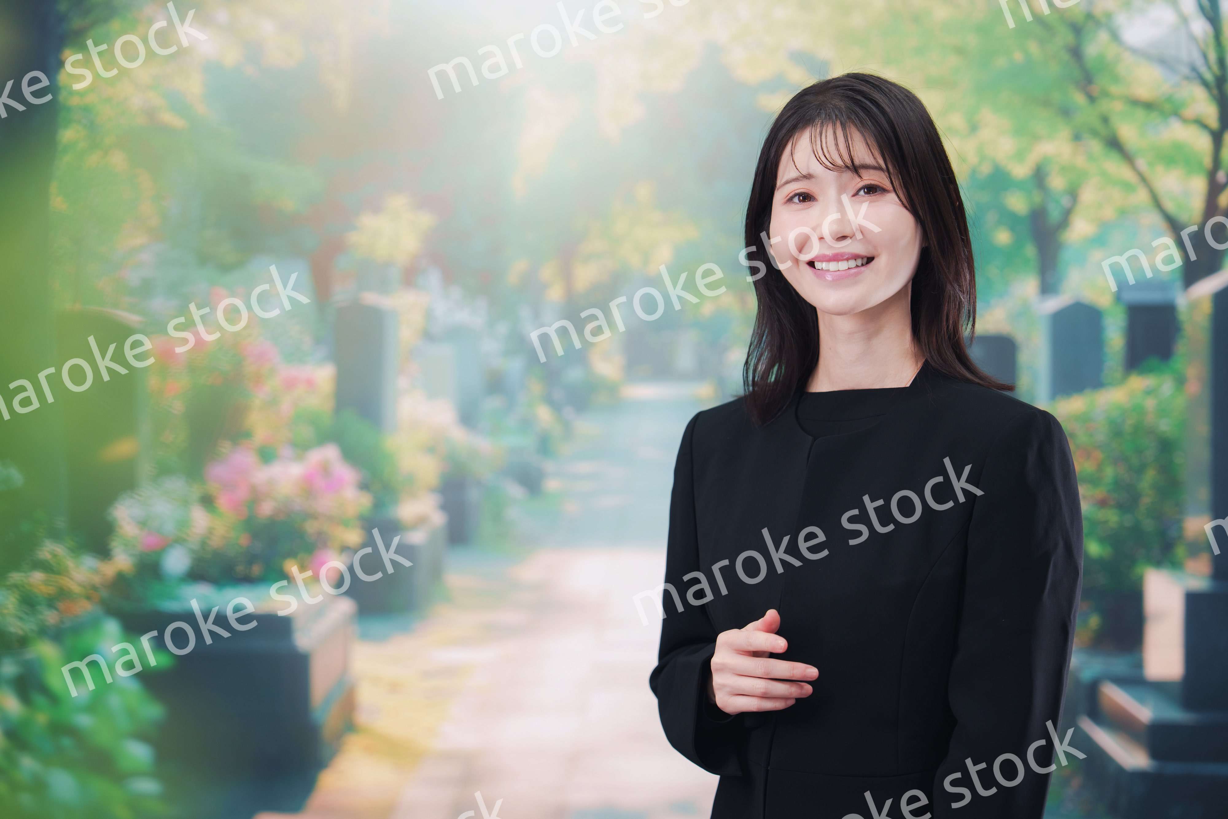 喪服を着てお墓参りをする女性