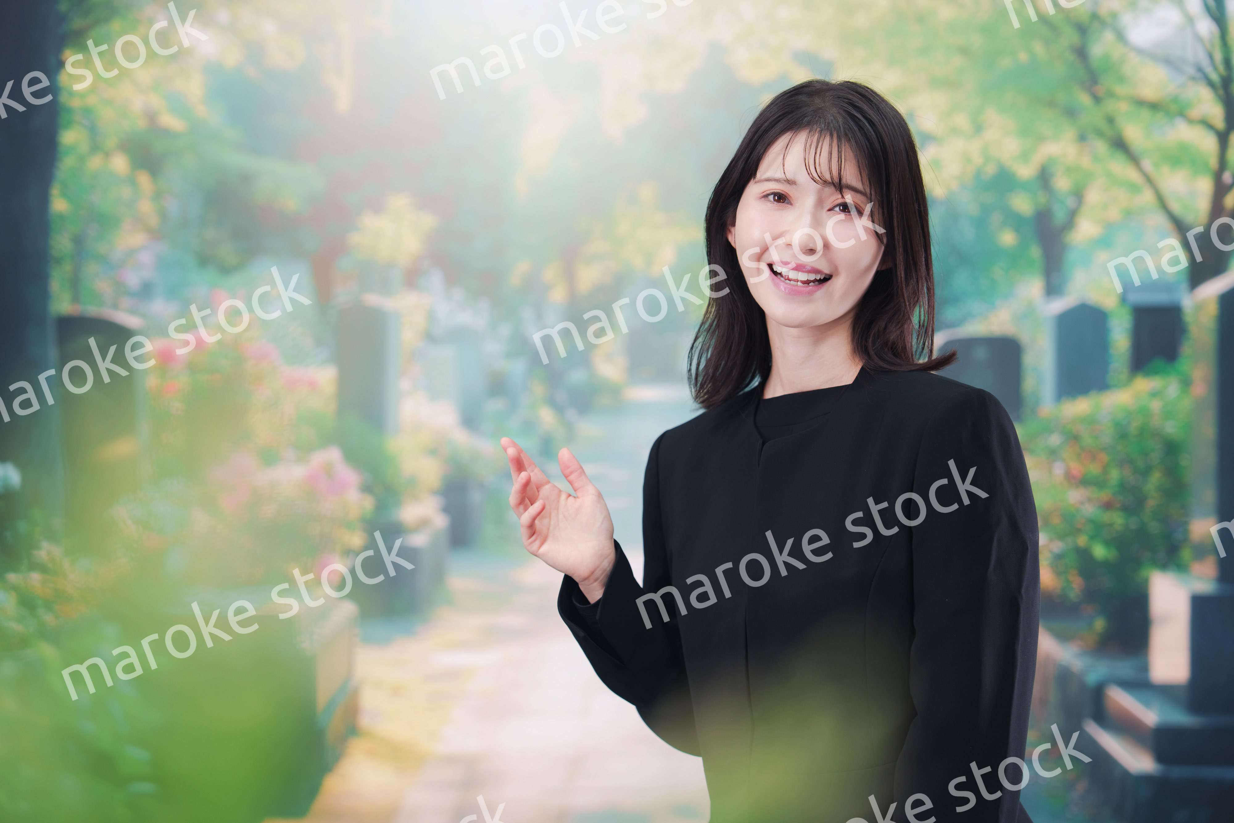 喪服を着てお墓参りをする女性