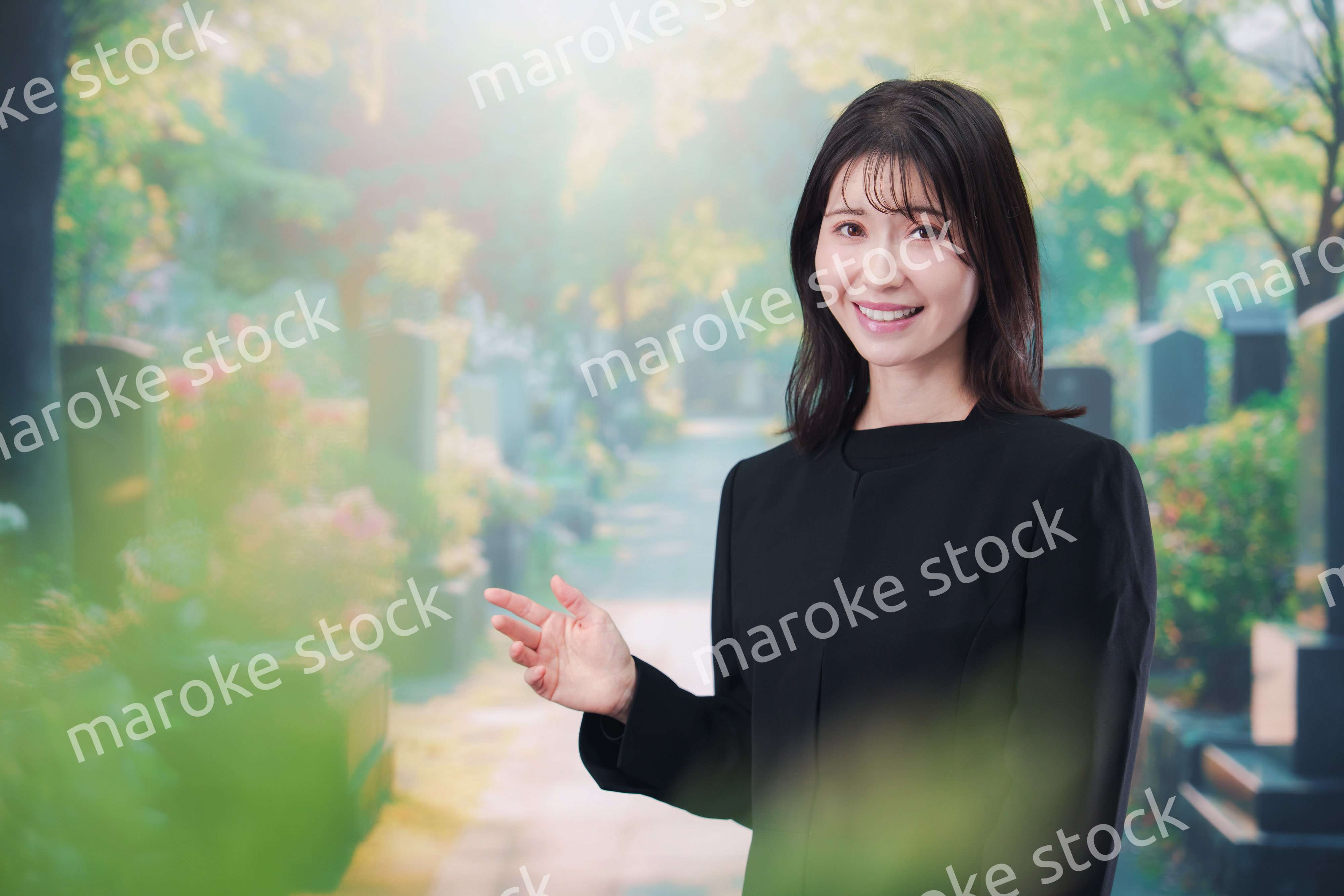 喪服を着てお墓参りをする女性