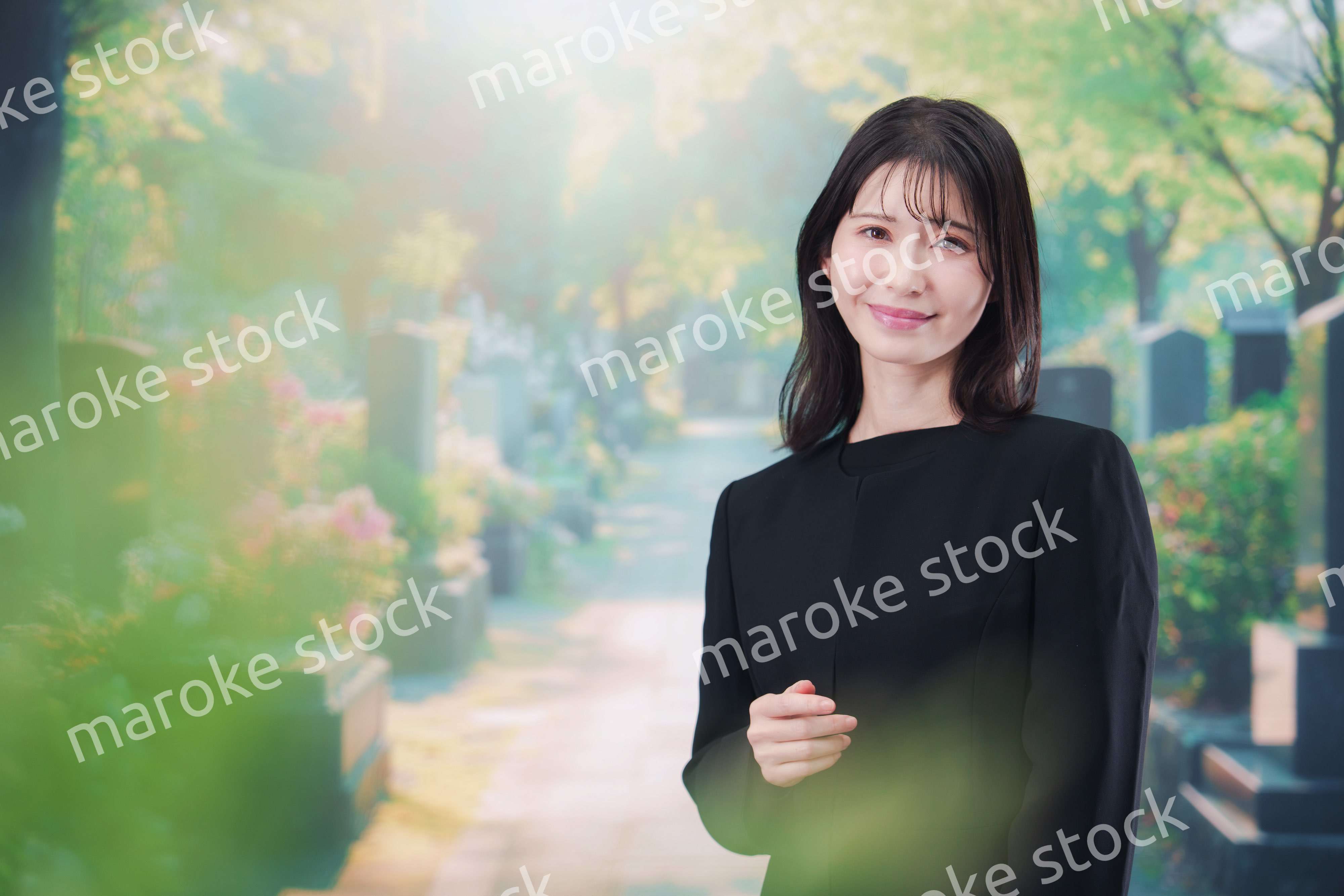 喪服を着てお墓参りをする女性