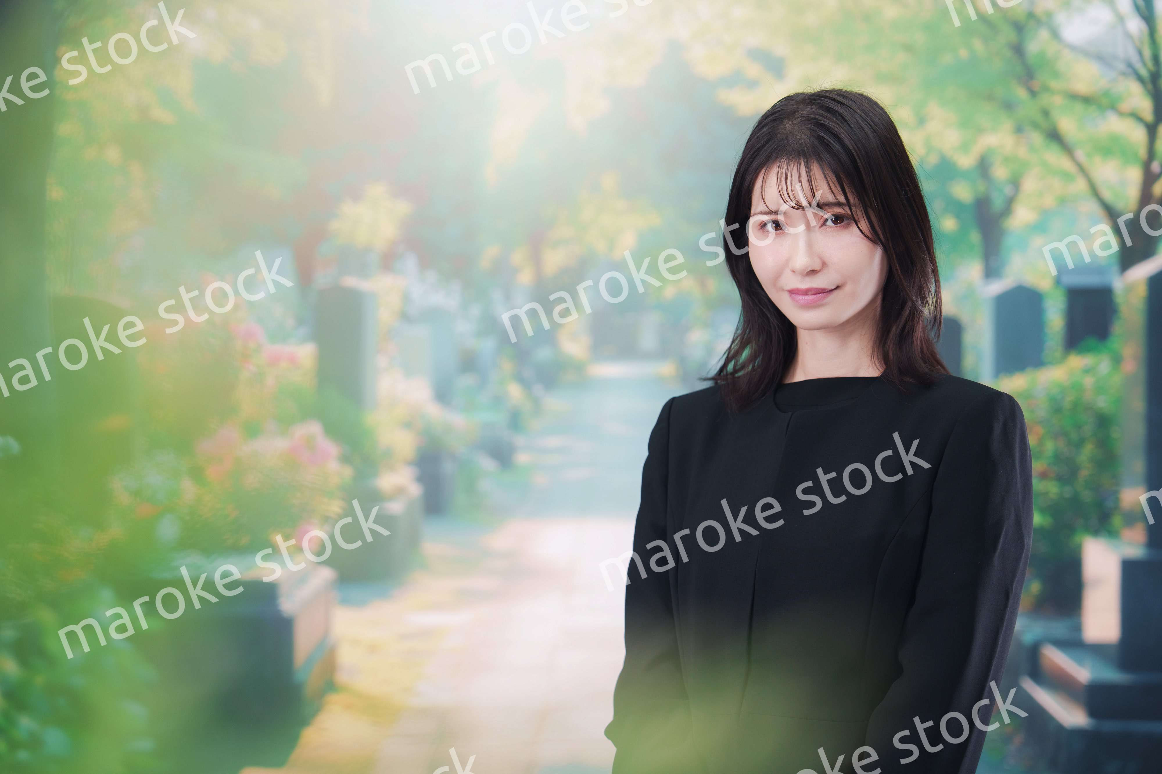 喪服を着てお墓参りをする女性