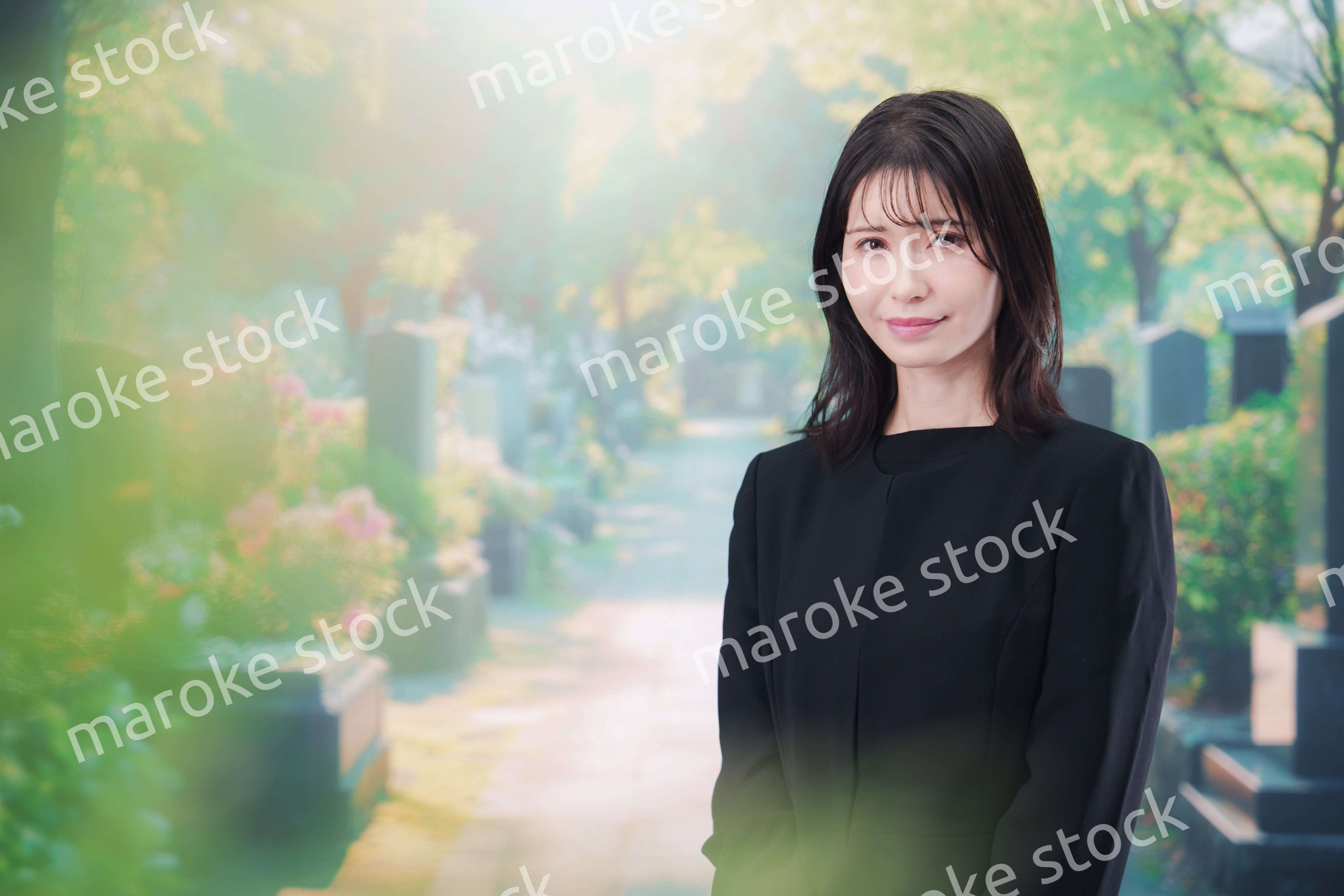 喪服を着てお墓参りをする女性