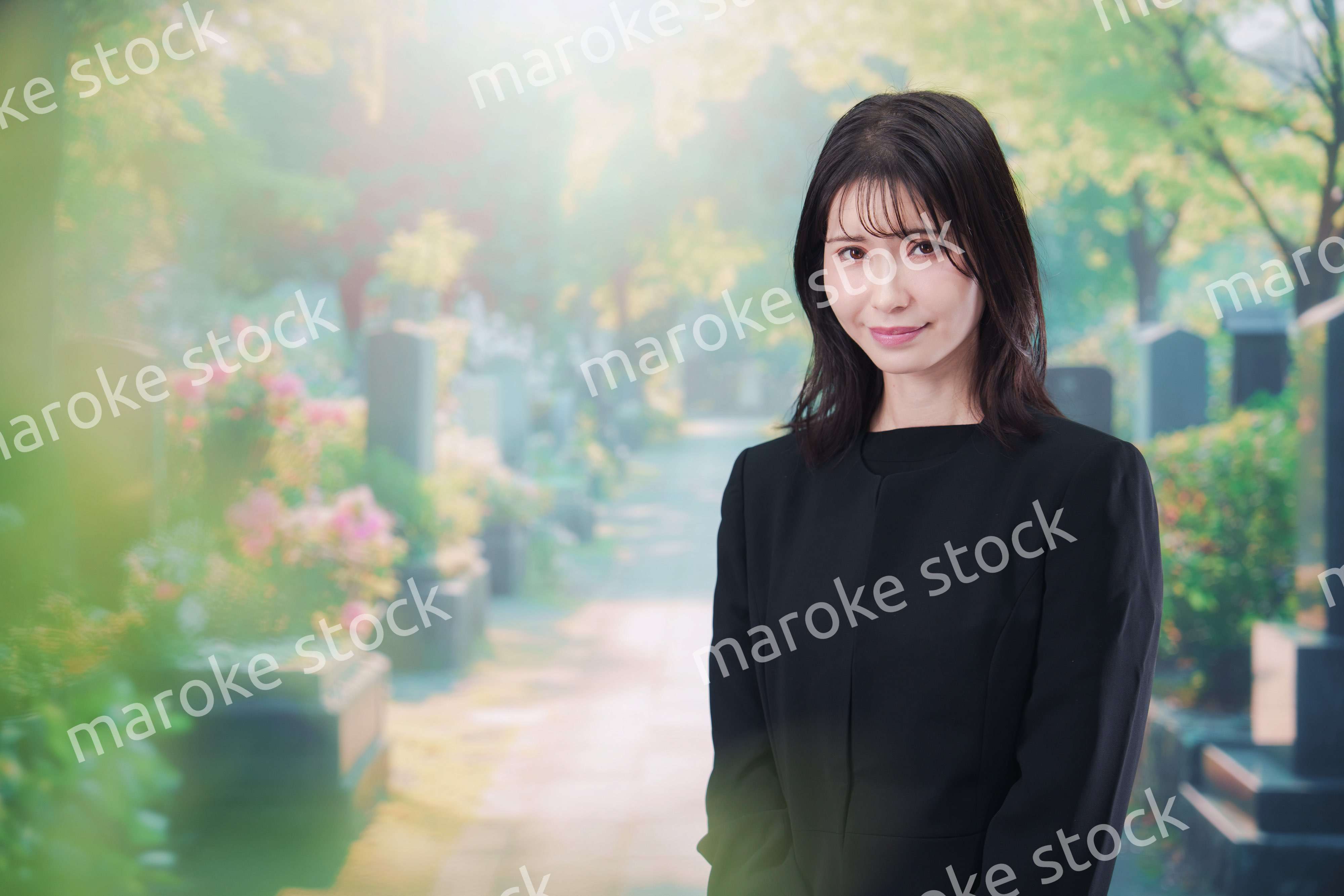 喪服を着てお墓参りをする女性