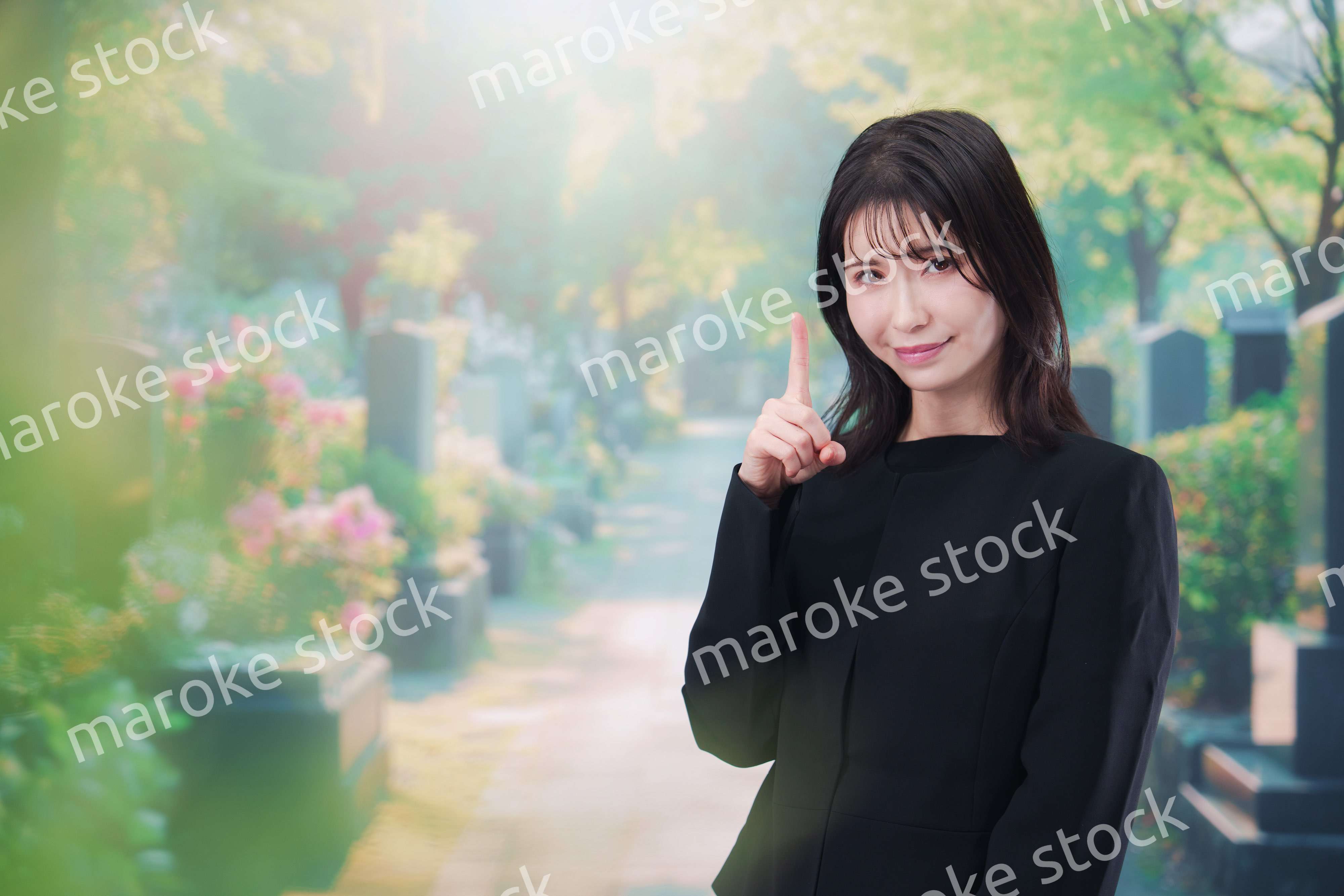 喪服を着てお墓参りをする女性