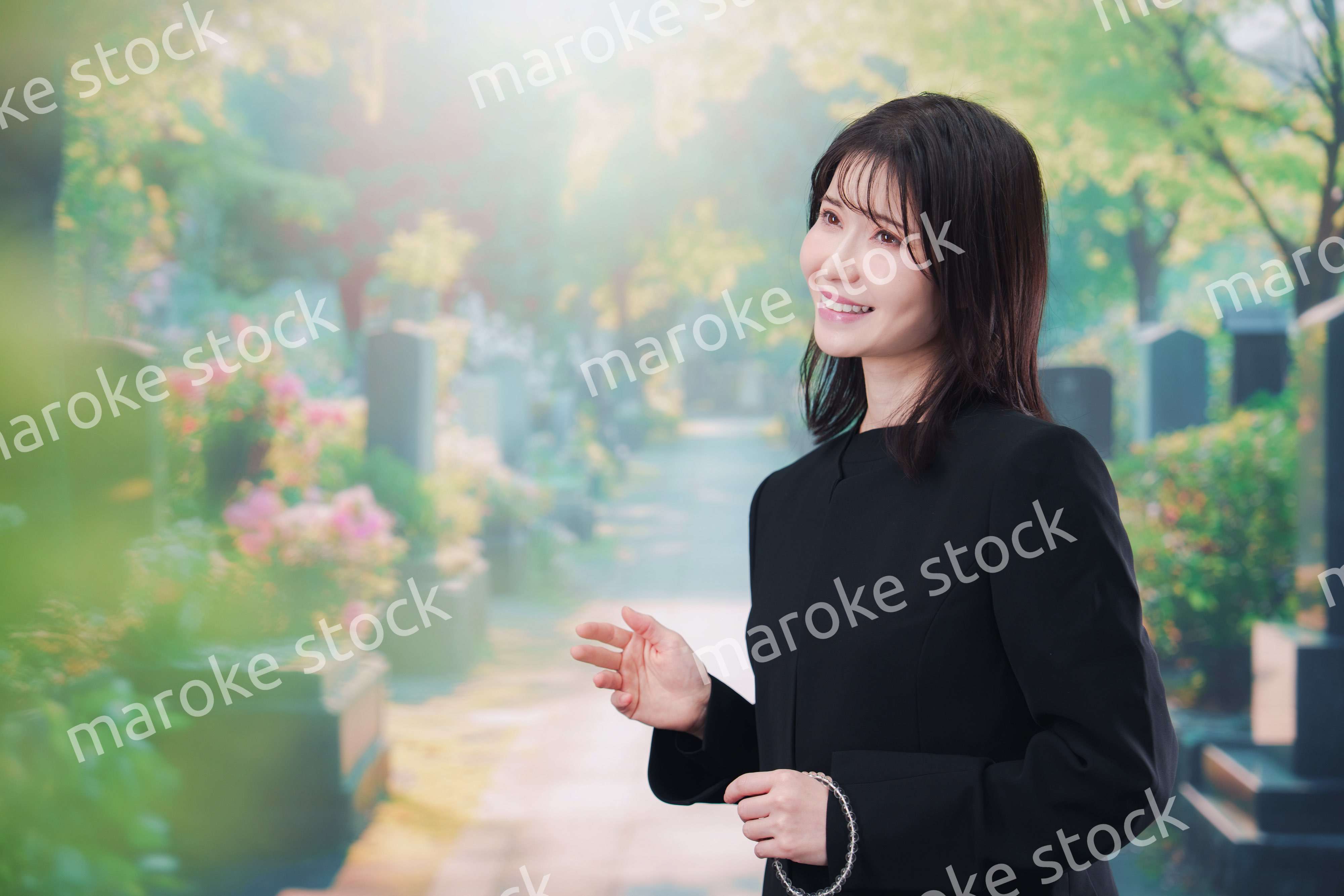 喪服を着てお墓参りをする女性