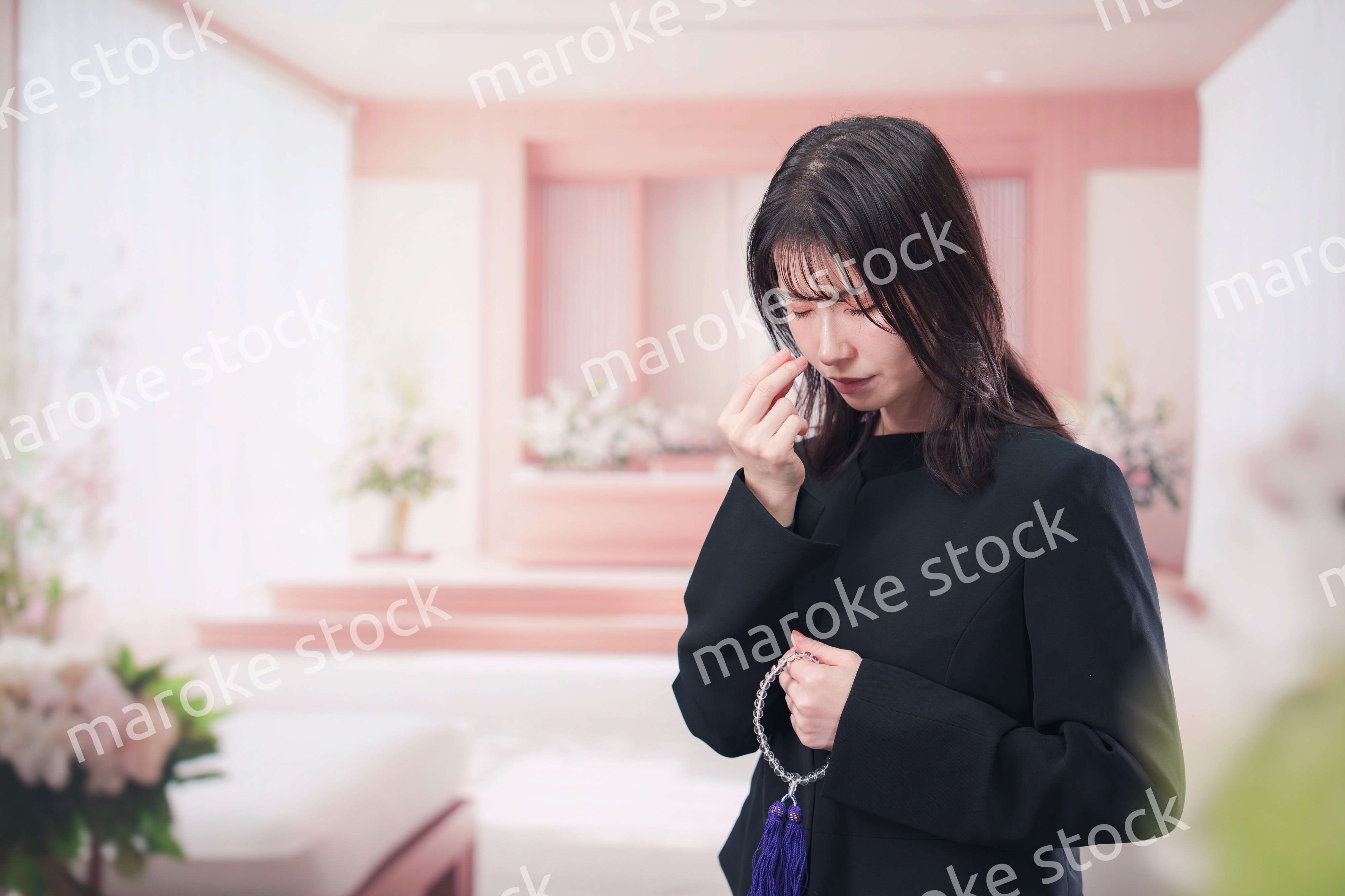 お葬式でお焼香をする女性の参列者