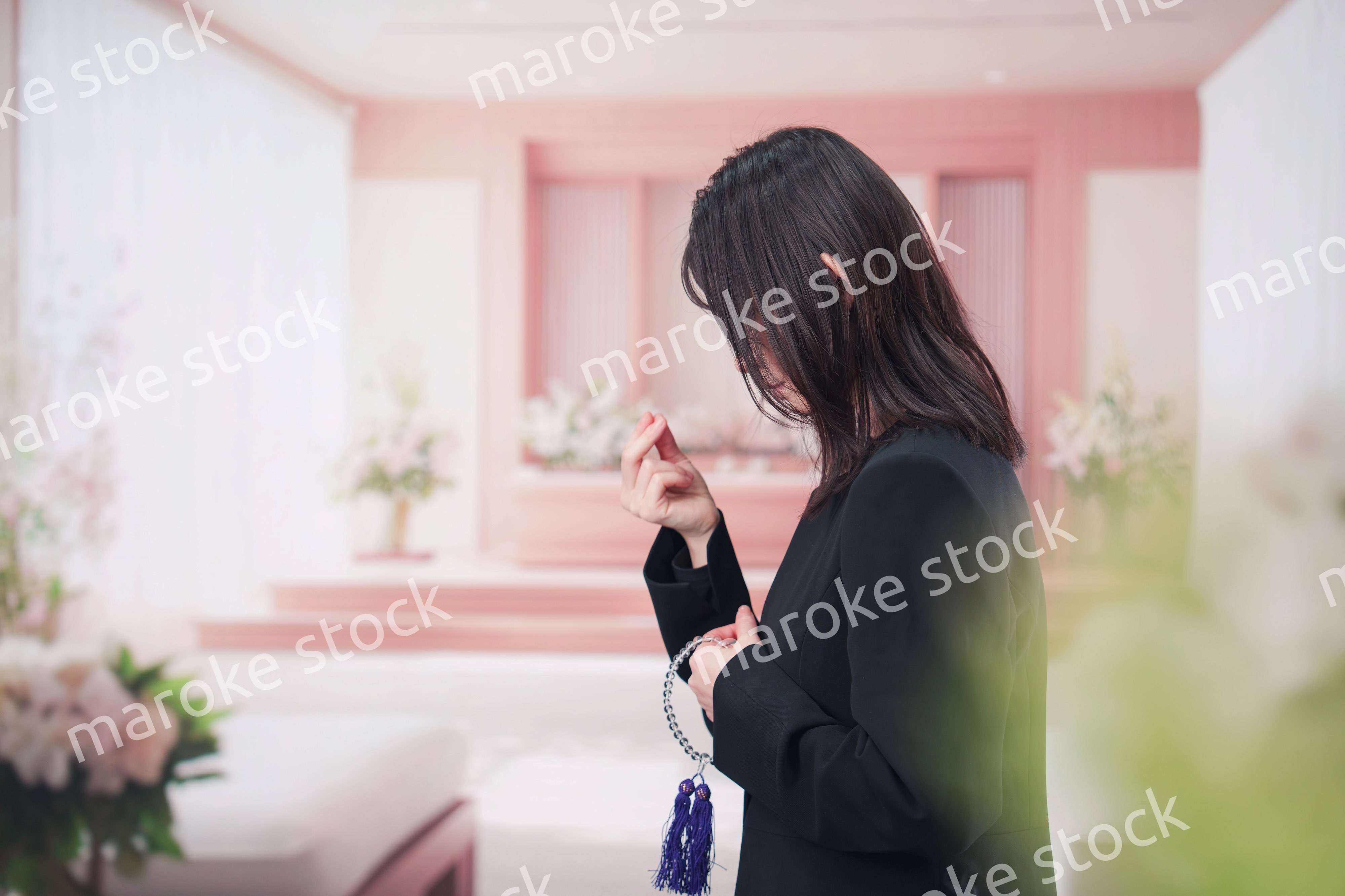 お葬式でお焼香をする女性の参列者