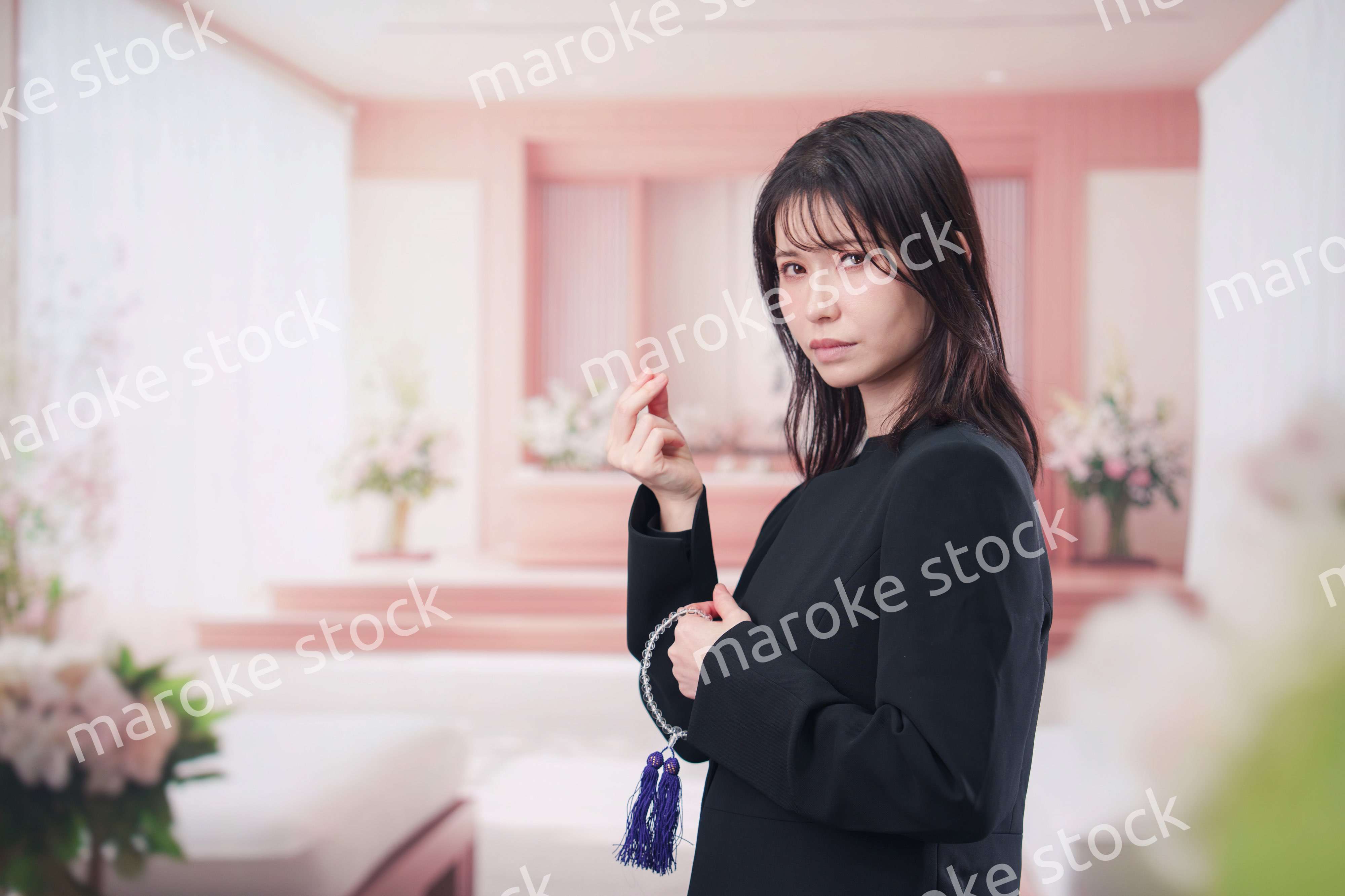 お葬式でお焼香をする女性の参列者