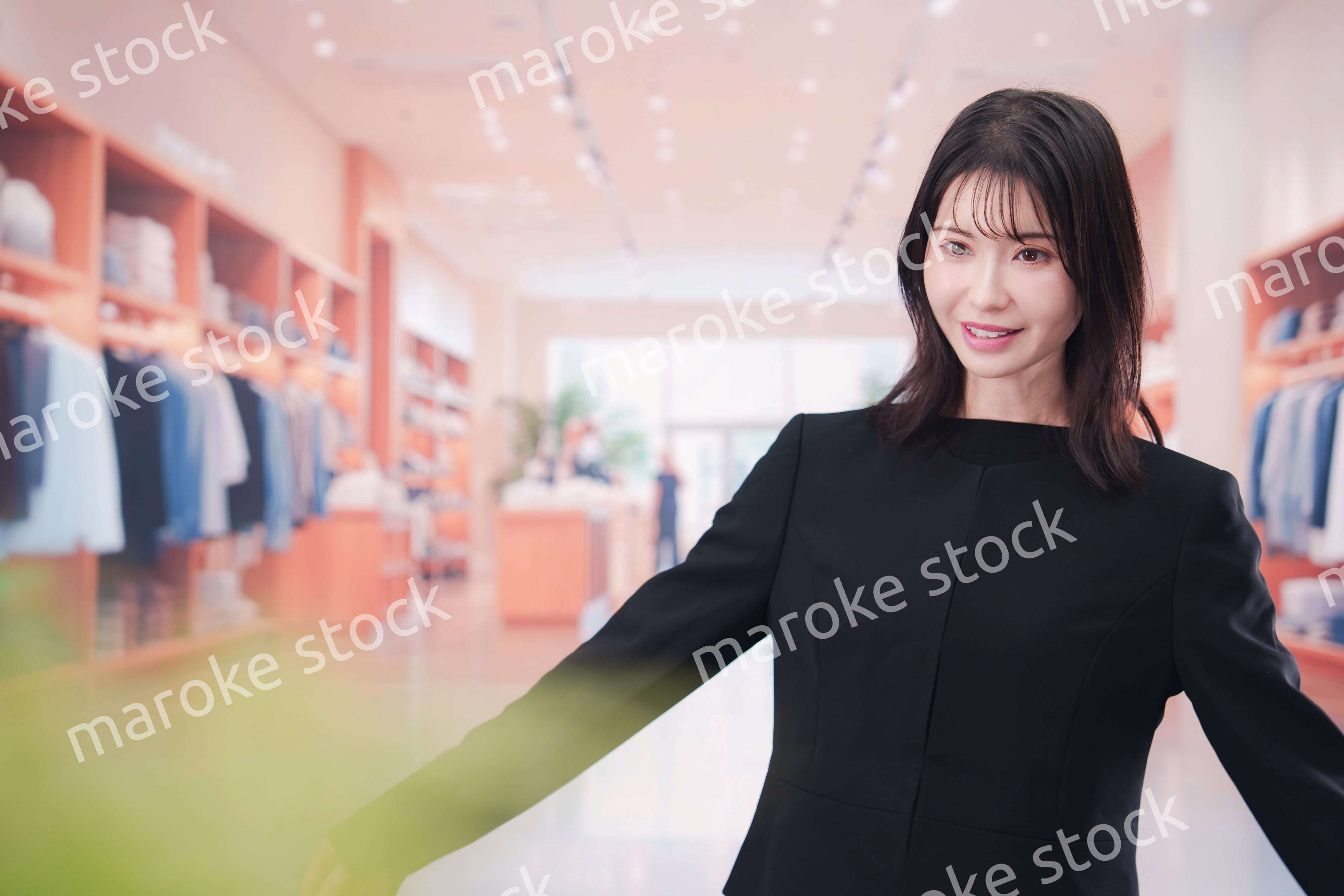 アパレル店で服のフィッティングをする若い女性