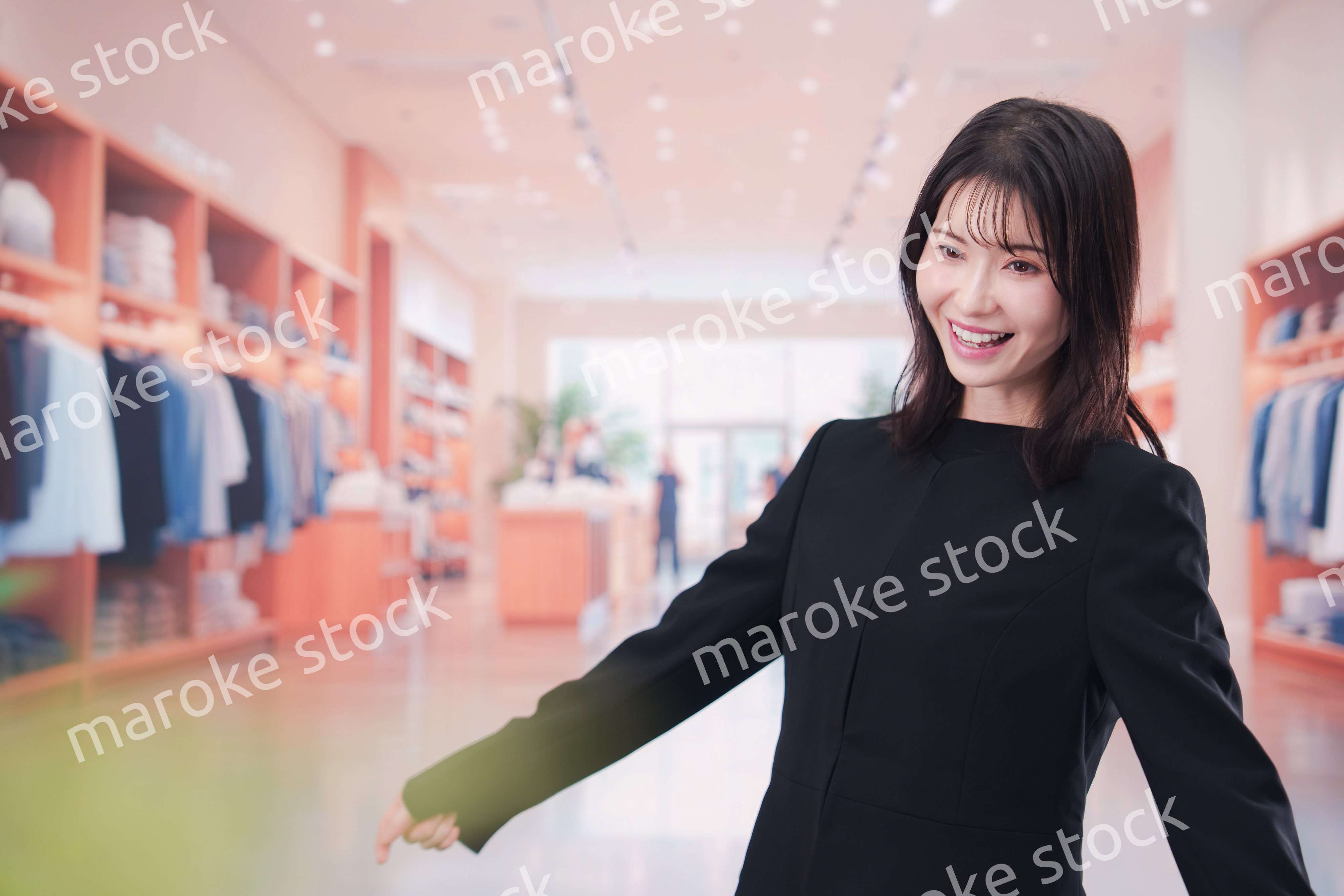 アパレル店で服のフィッティングをする若い女性