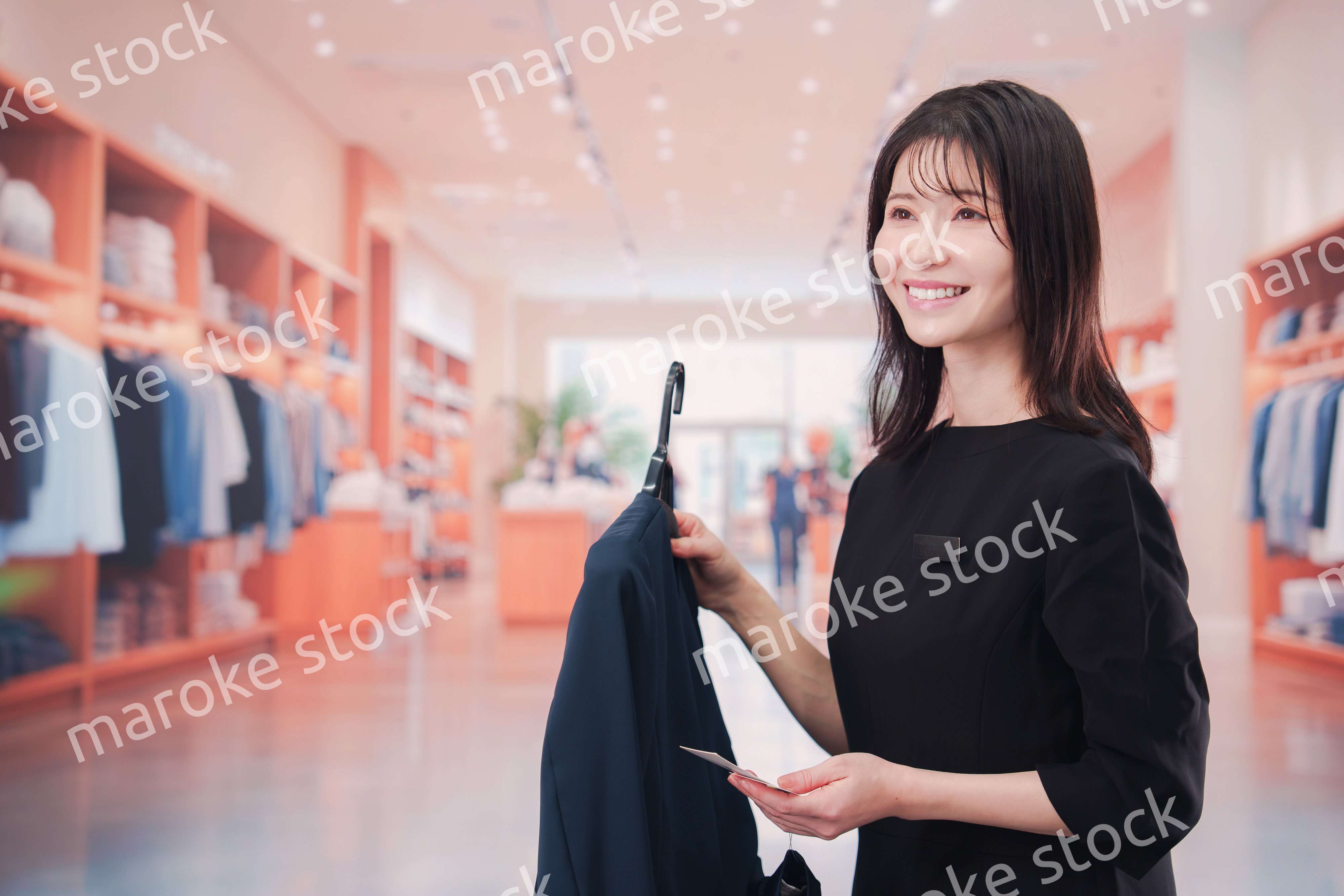 アパレル店で働く若い女性のスタッフ