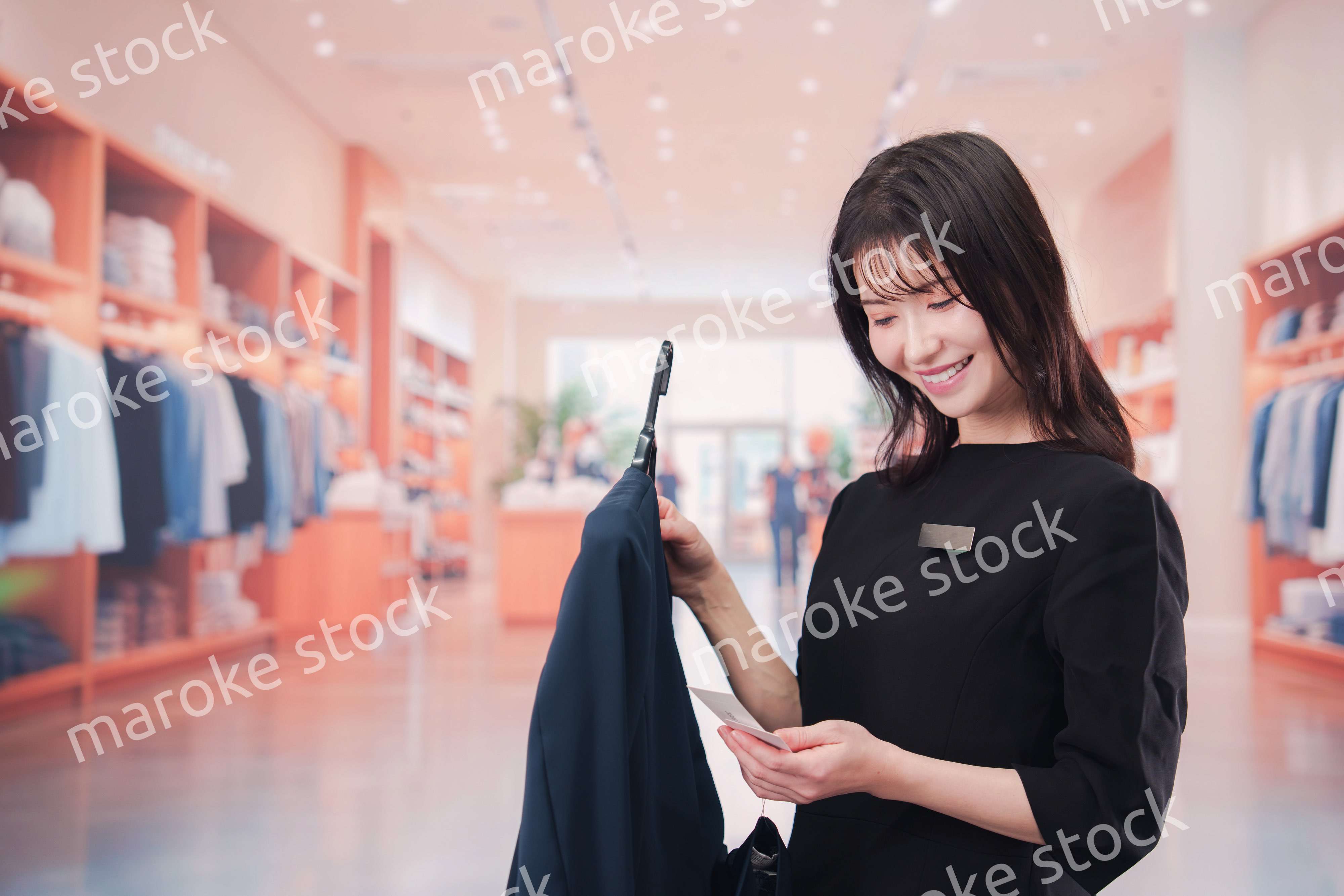 アパレル店で働く若い女性のスタッフ