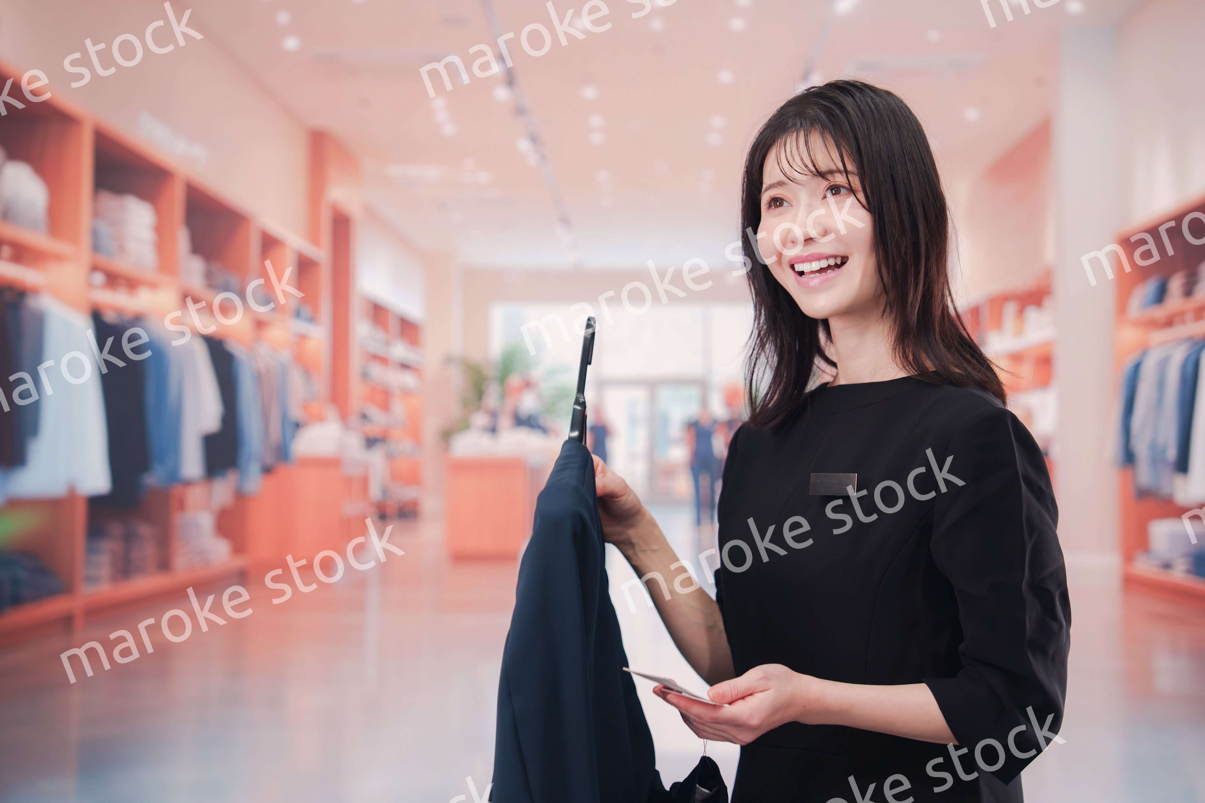 アパレル店で働く若い女性のスタッフ