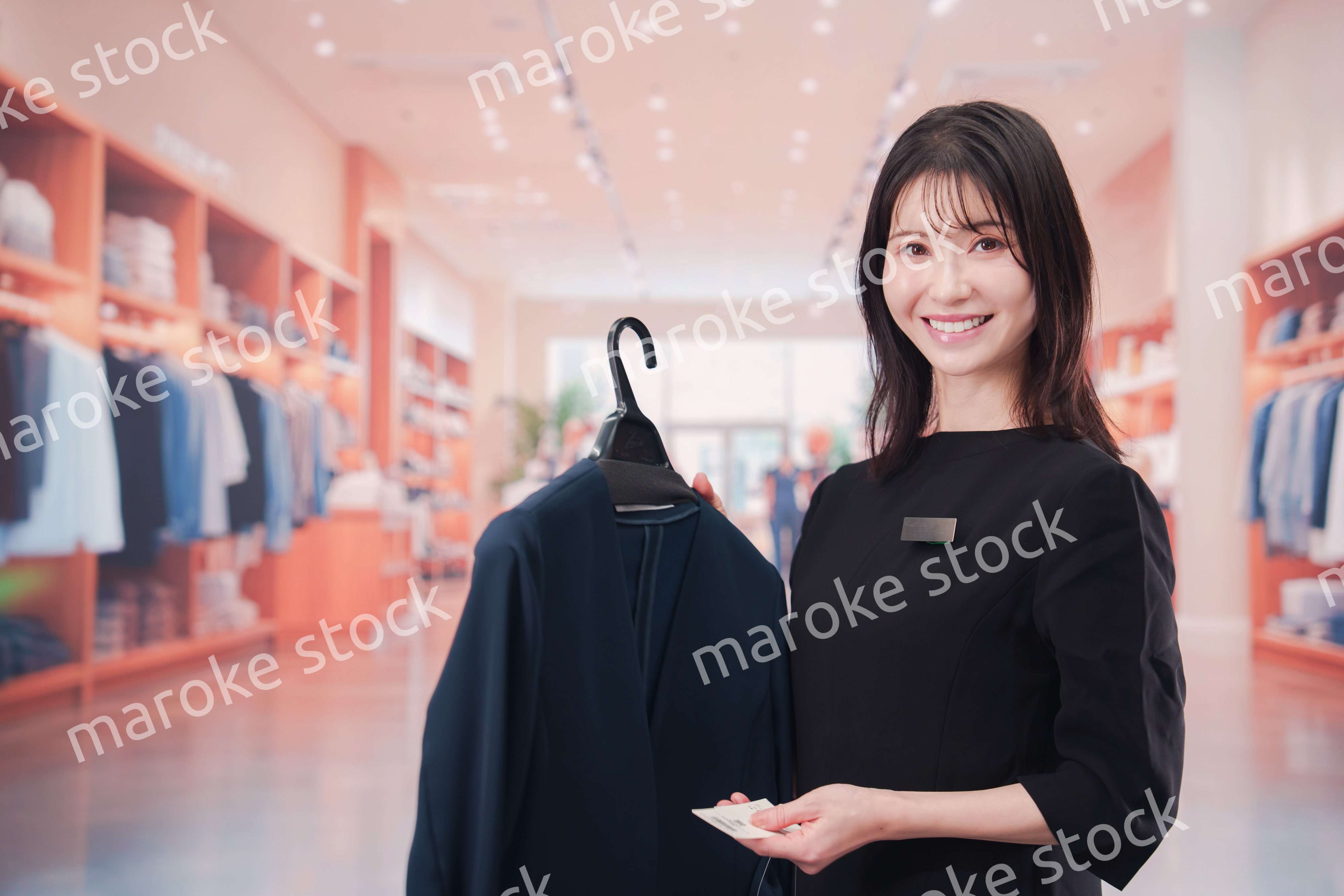 アパレル店で働く若い女性のスタッフ